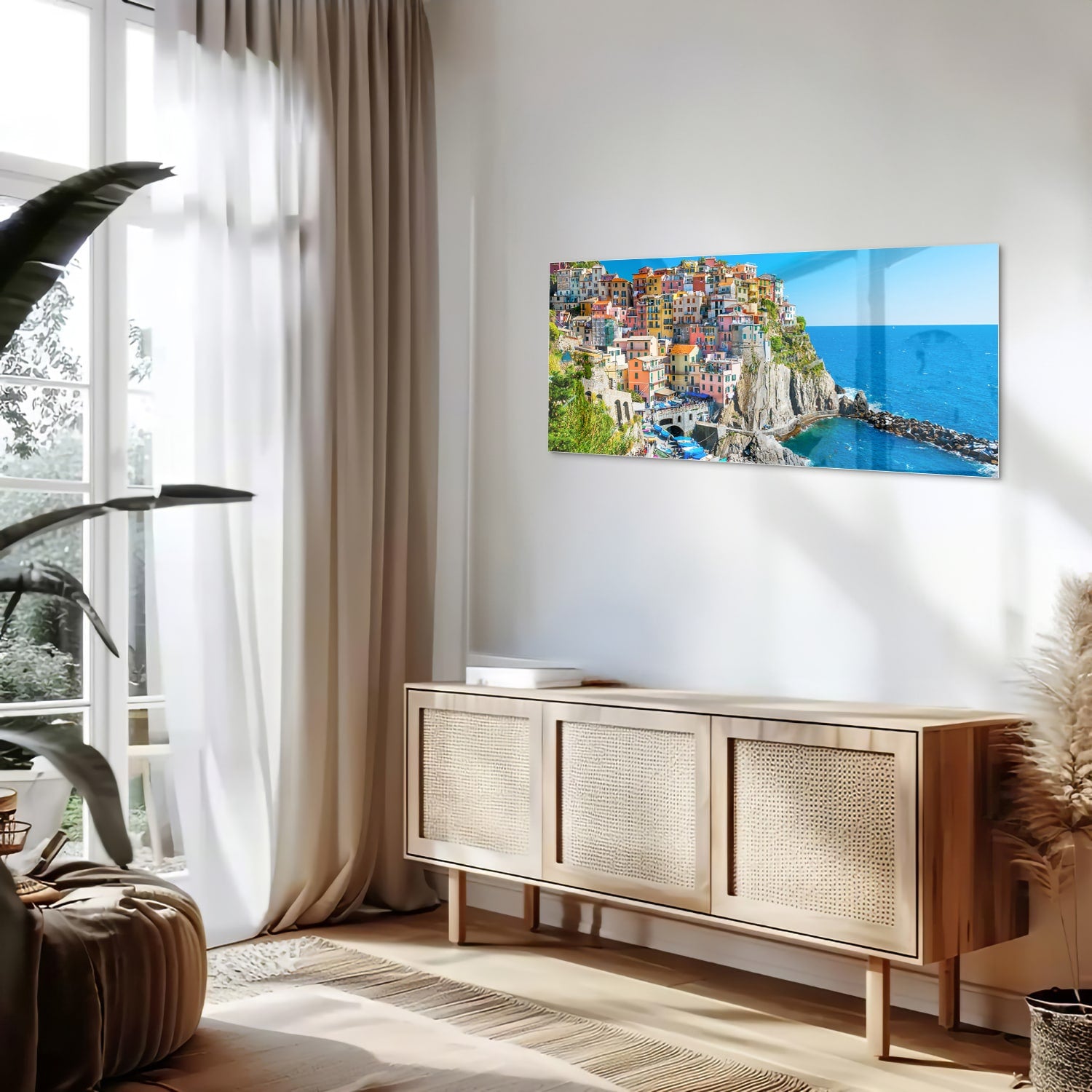 Glazen schilderij van een kleurrijke kustlijn met huizen aan de zee