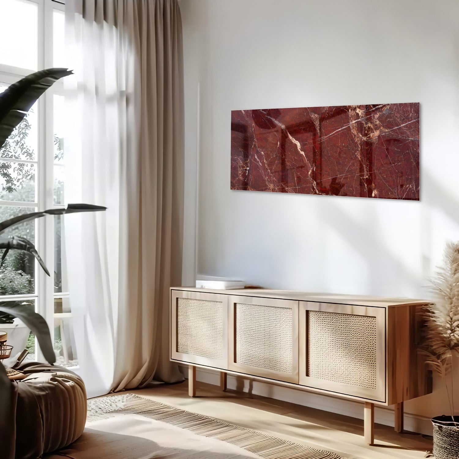 Rood glazen schilderij met marmerlook aan de muur boven een houten kast