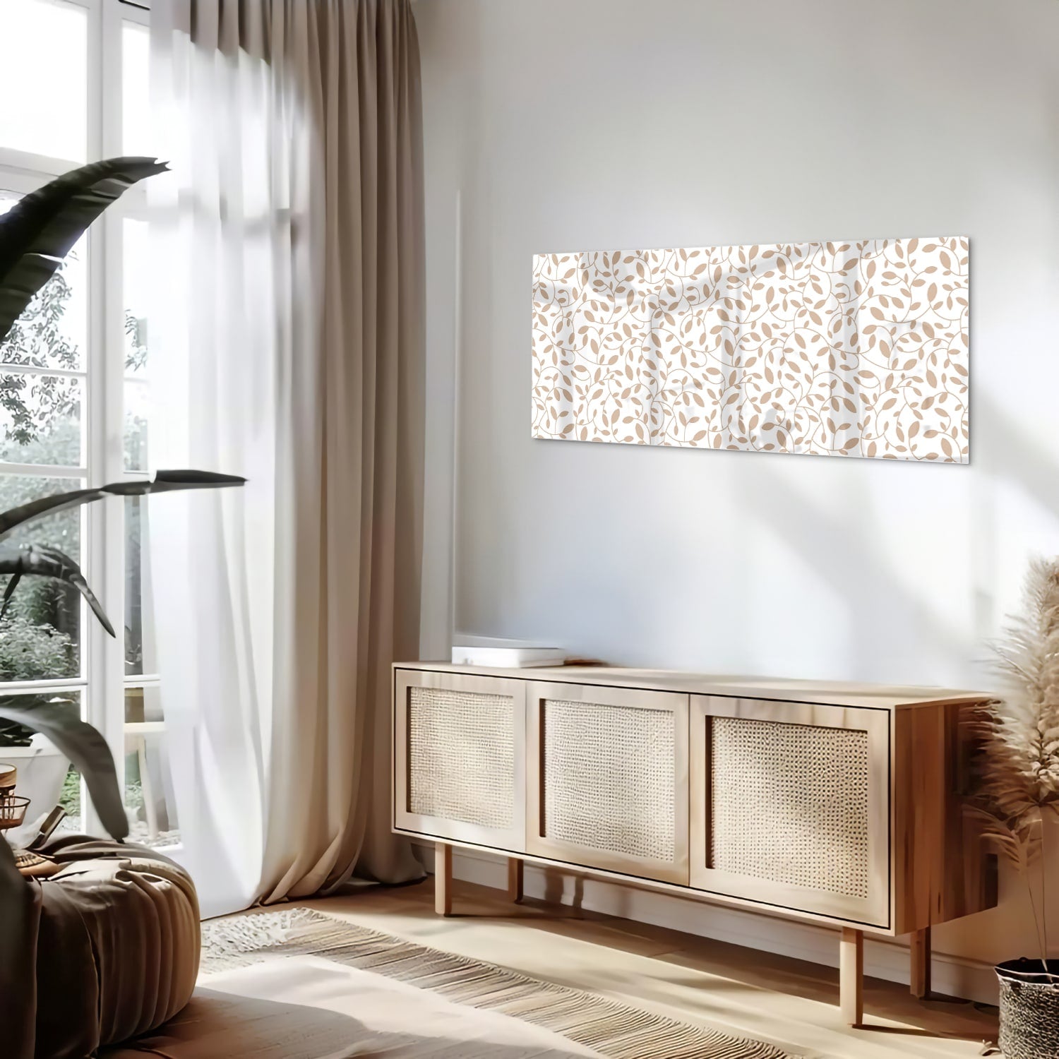 Glazen schilderij met bladpatroon hangt aan de muur in een stijlvolle kamer.