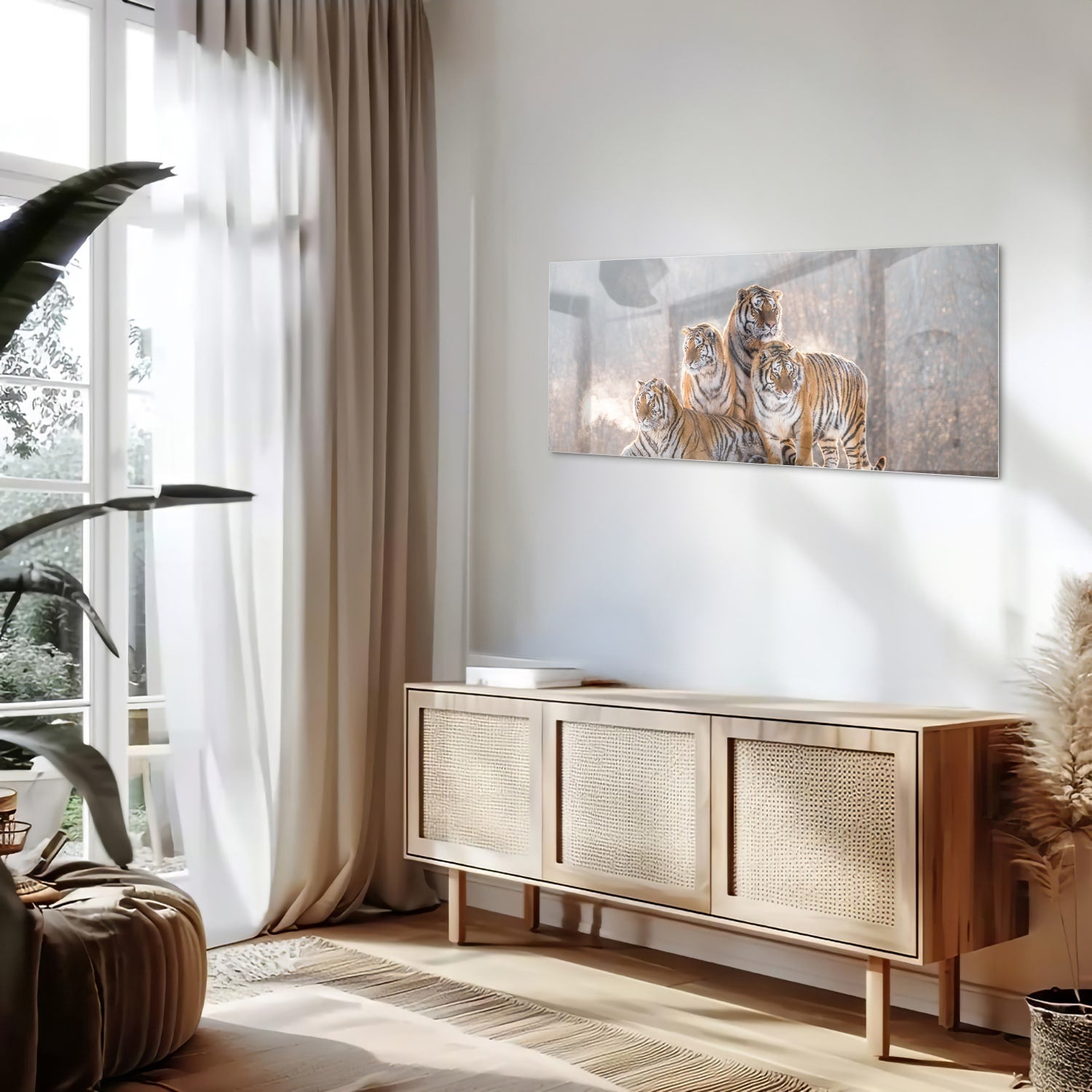 Glazen schilderij met drie tijgers in een moderne woonkamer.