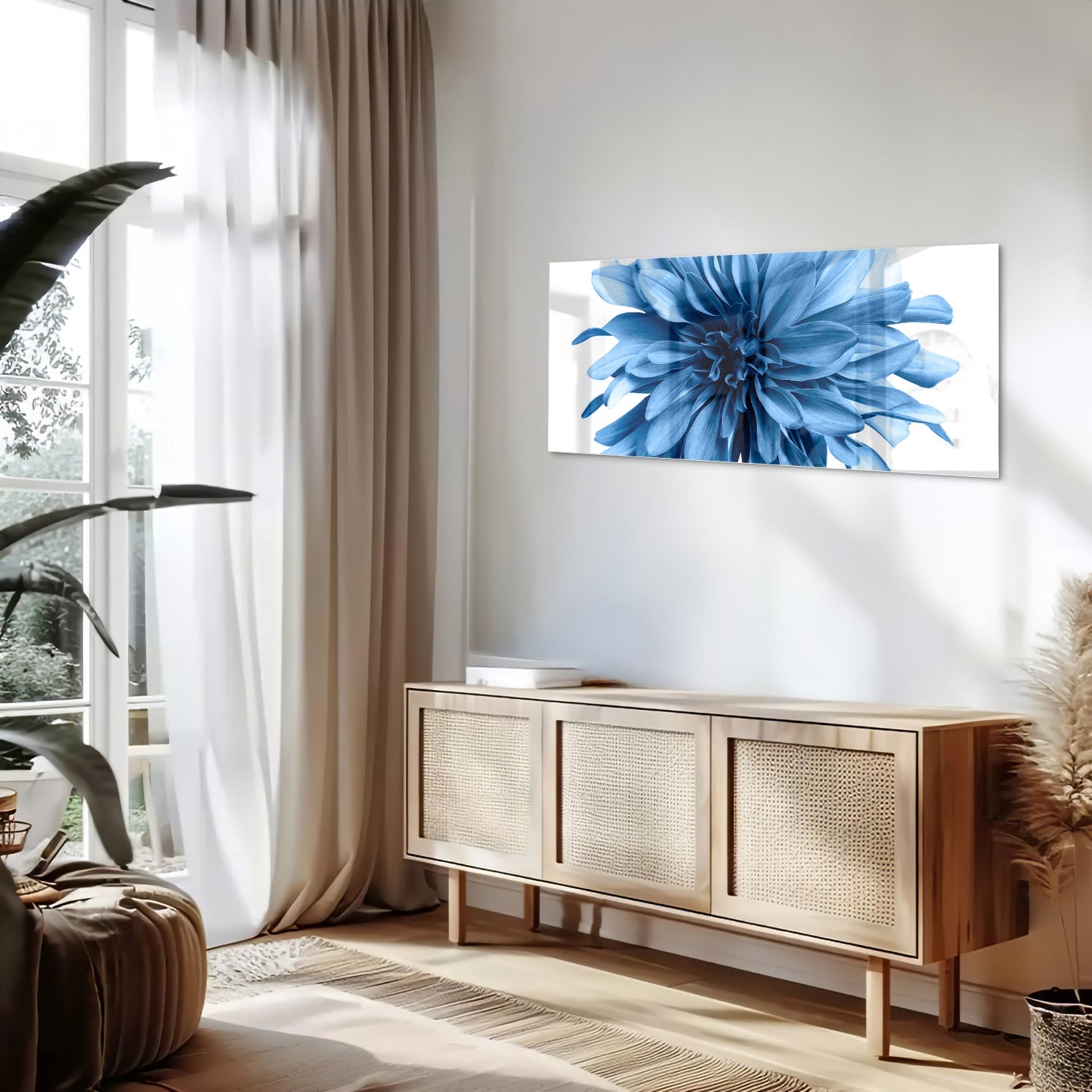 Glazen schilderij van een blauwe bloem in een moderne woonkamer