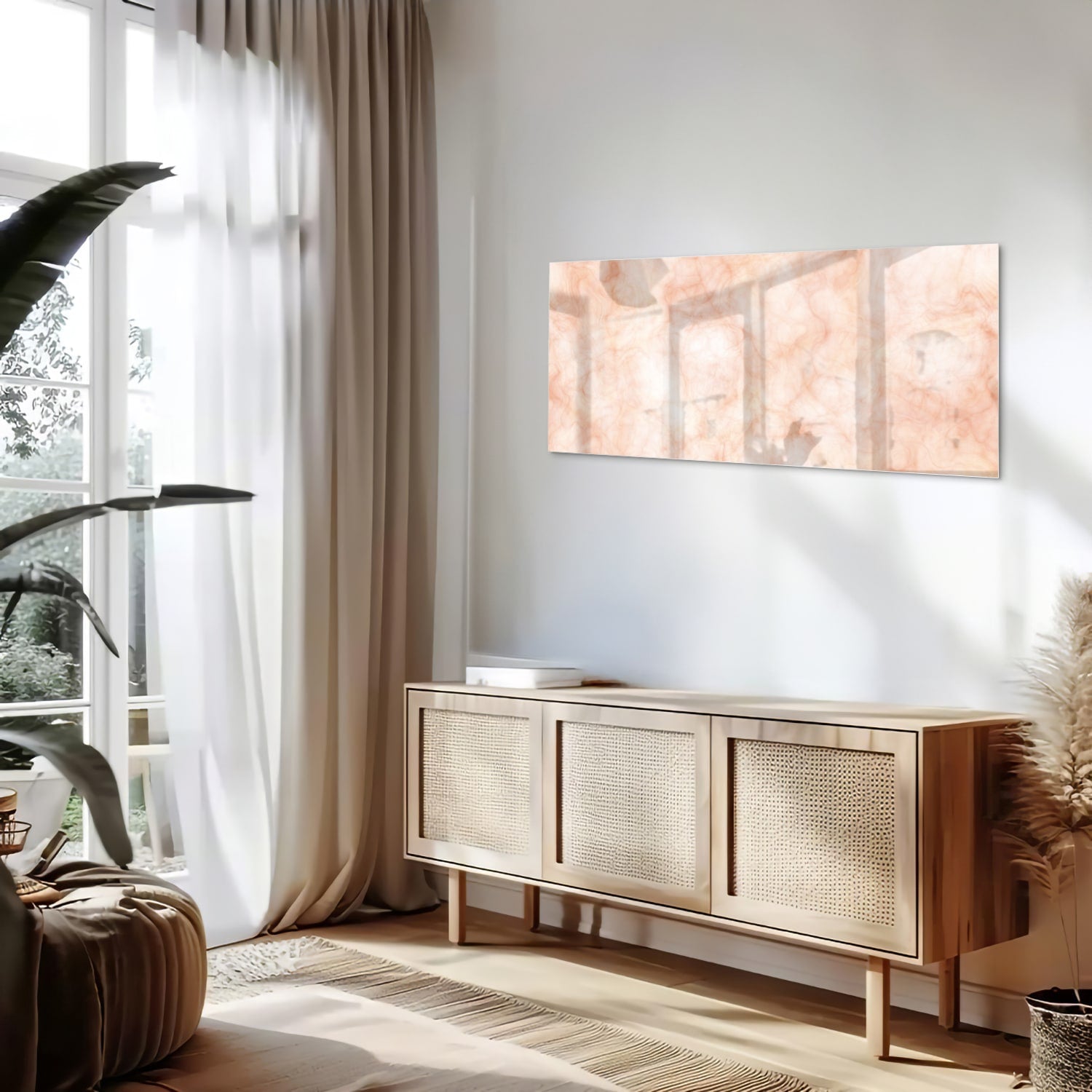 Lichtroze abstract glazen schilderij aan de muur boven een houten kast.