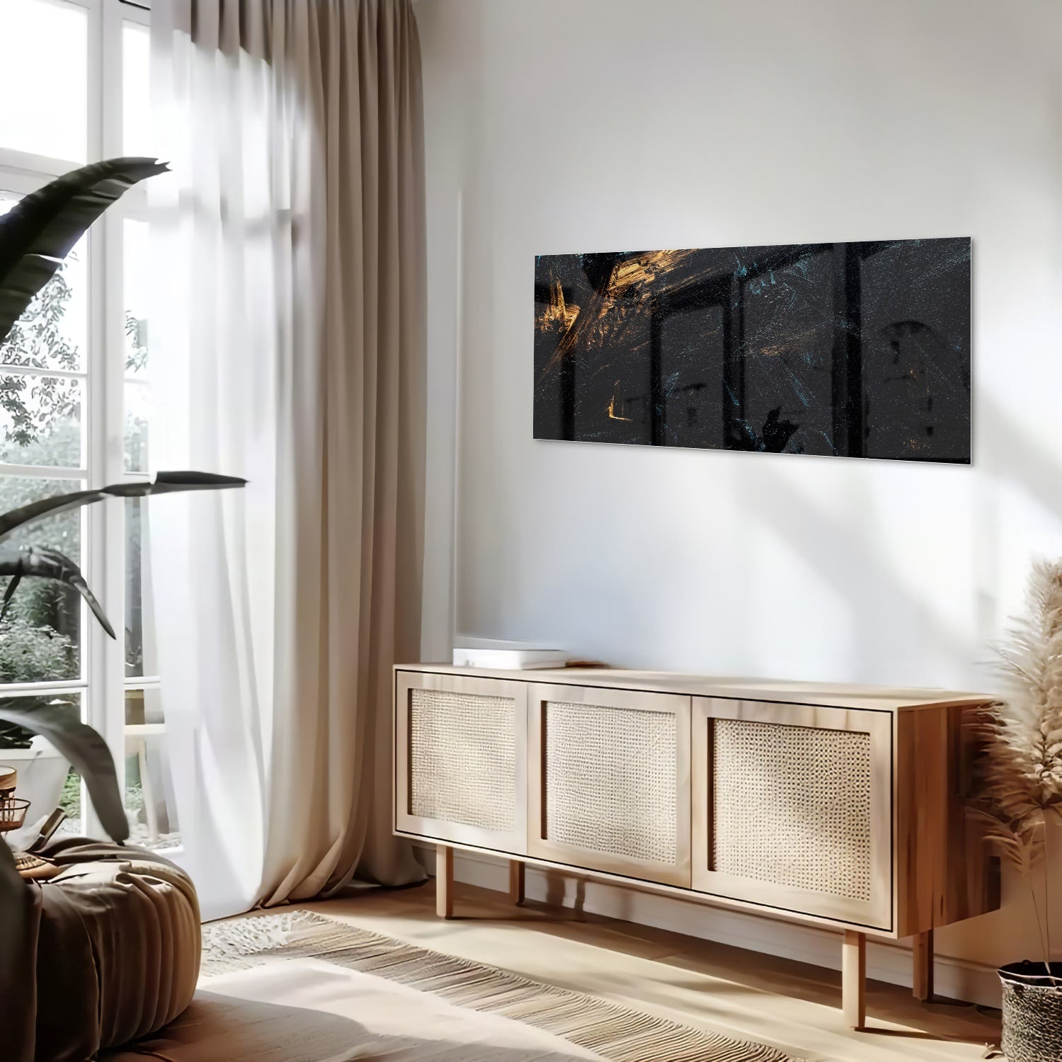 Abstract glazen schilderij met gouden en zwarte accenten aan de muur.