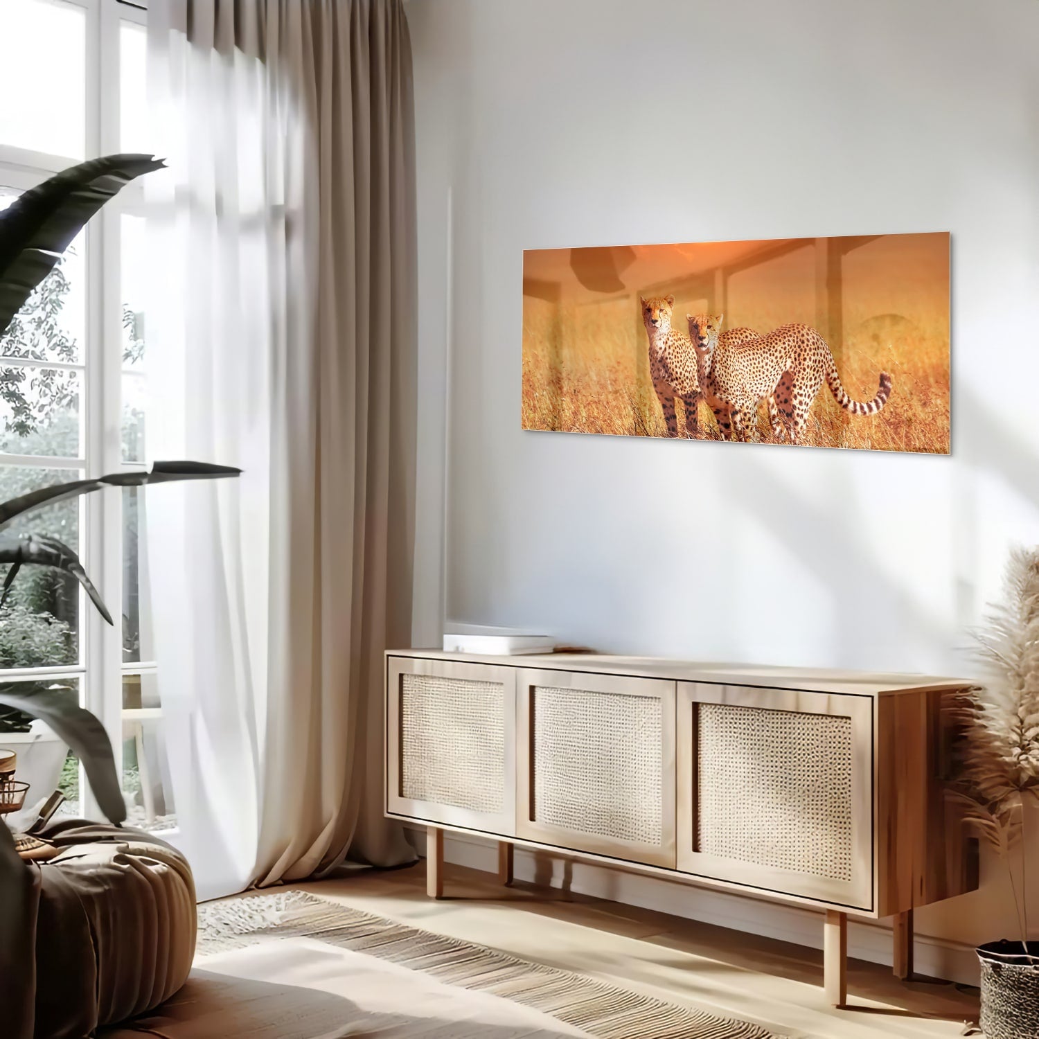 Glazen schilderij van twee cheeta's in een gouden savanne bij zonsondergang.
