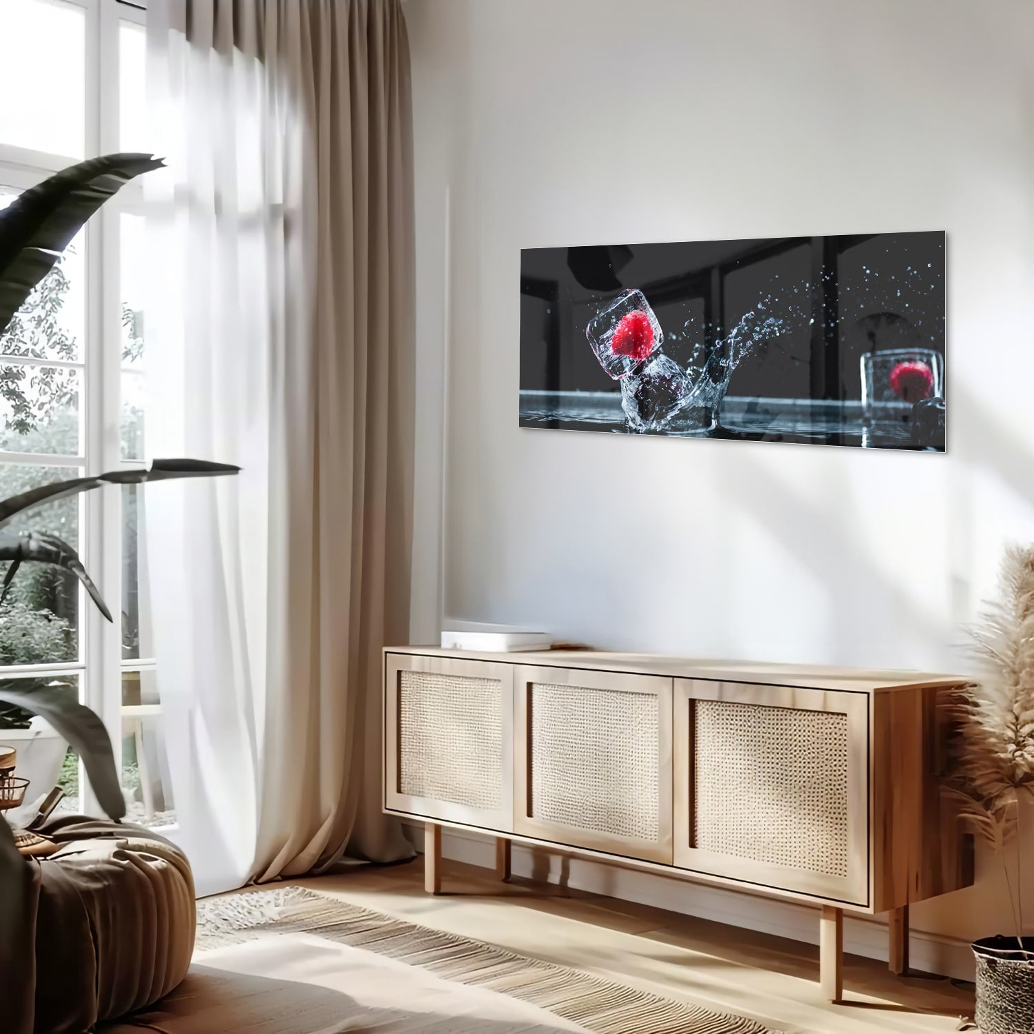 Glazen schilderij van een aardbei die in een glas valt met water splash