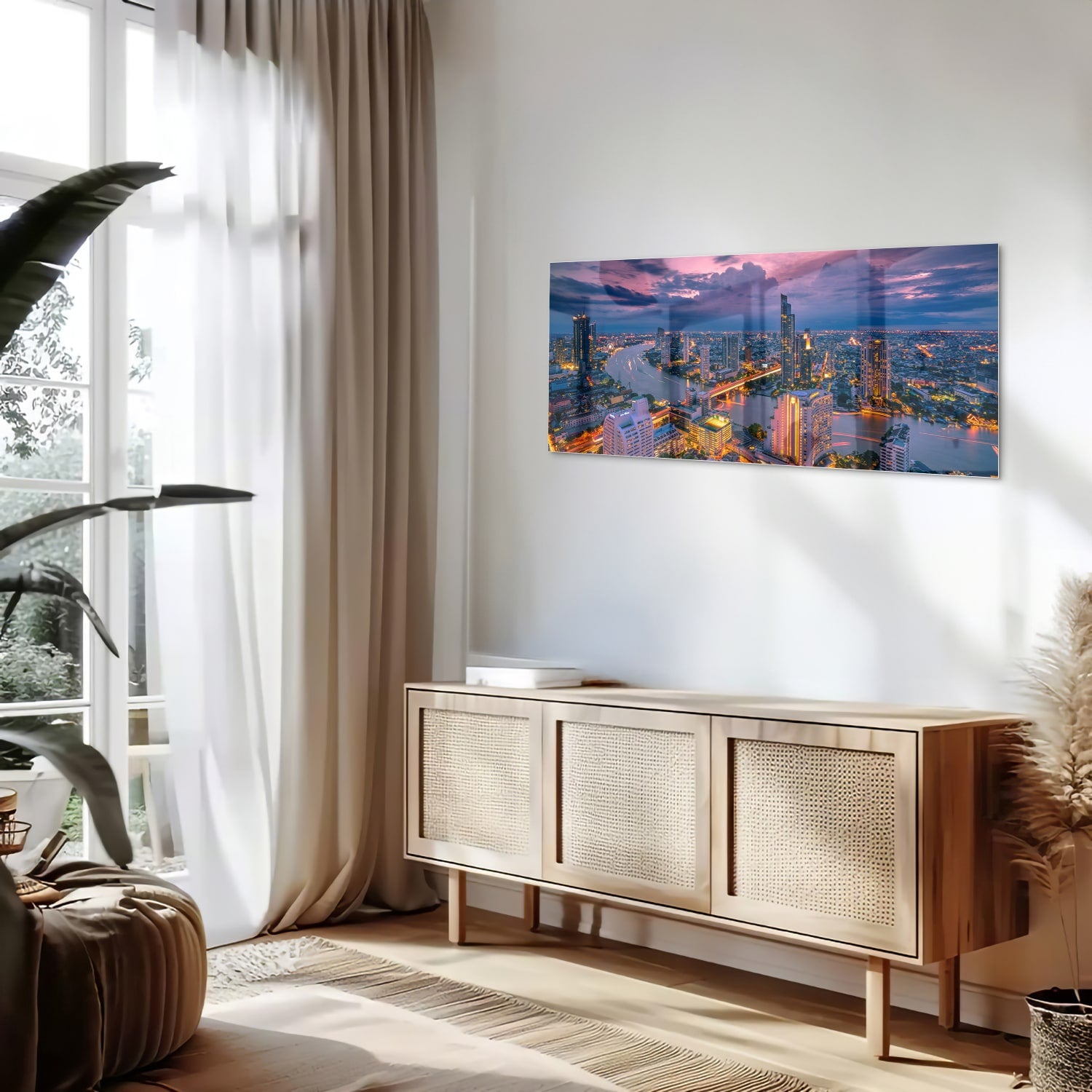 Glazen schilderij van een stad met avondlicht, perfect voor in huis.