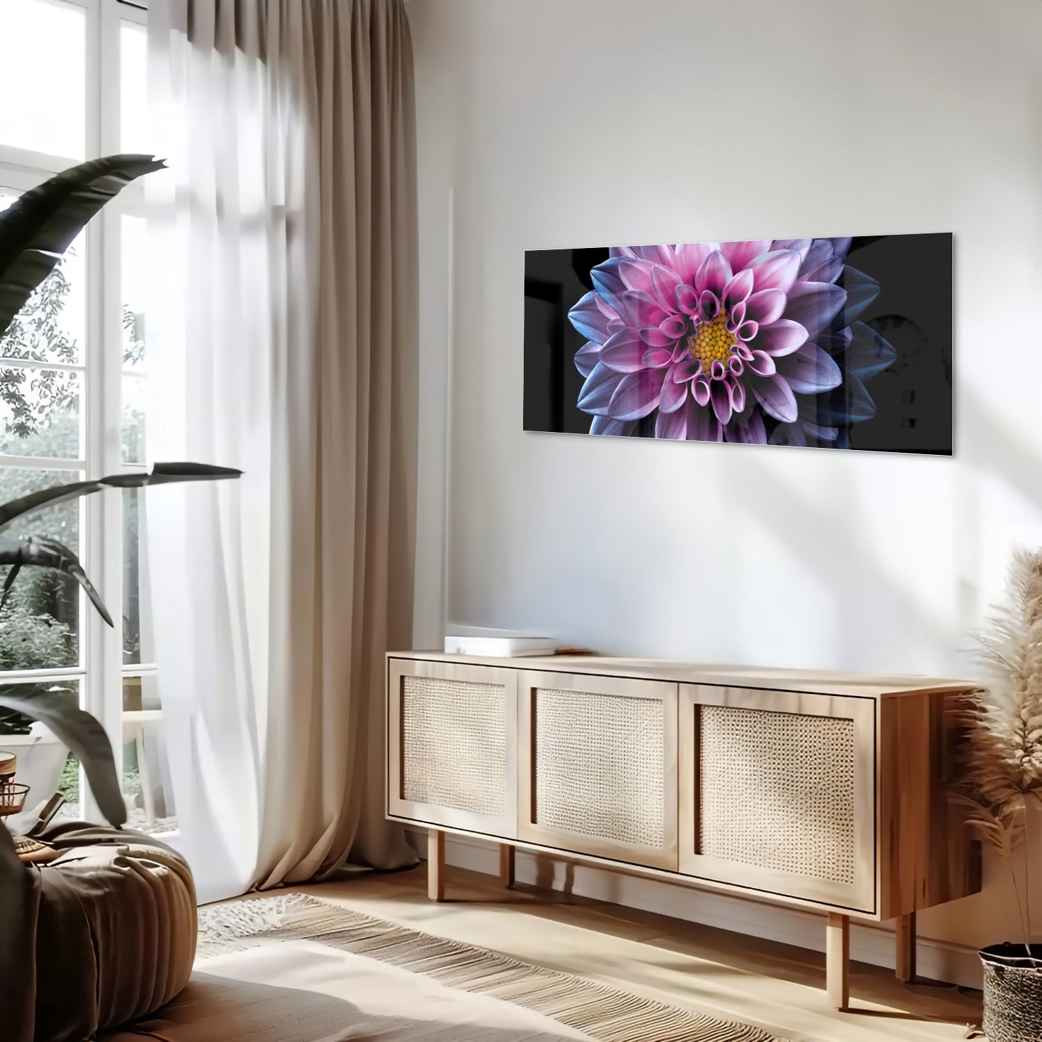 Glazen schilderij van een roze bloem aan de muur in een stijlvolle woonkamer.