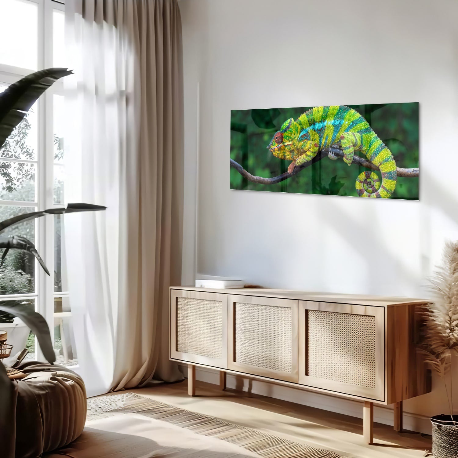 Glas schilderij van een kleurrijke kameleon op een tak met groene achtergrond.