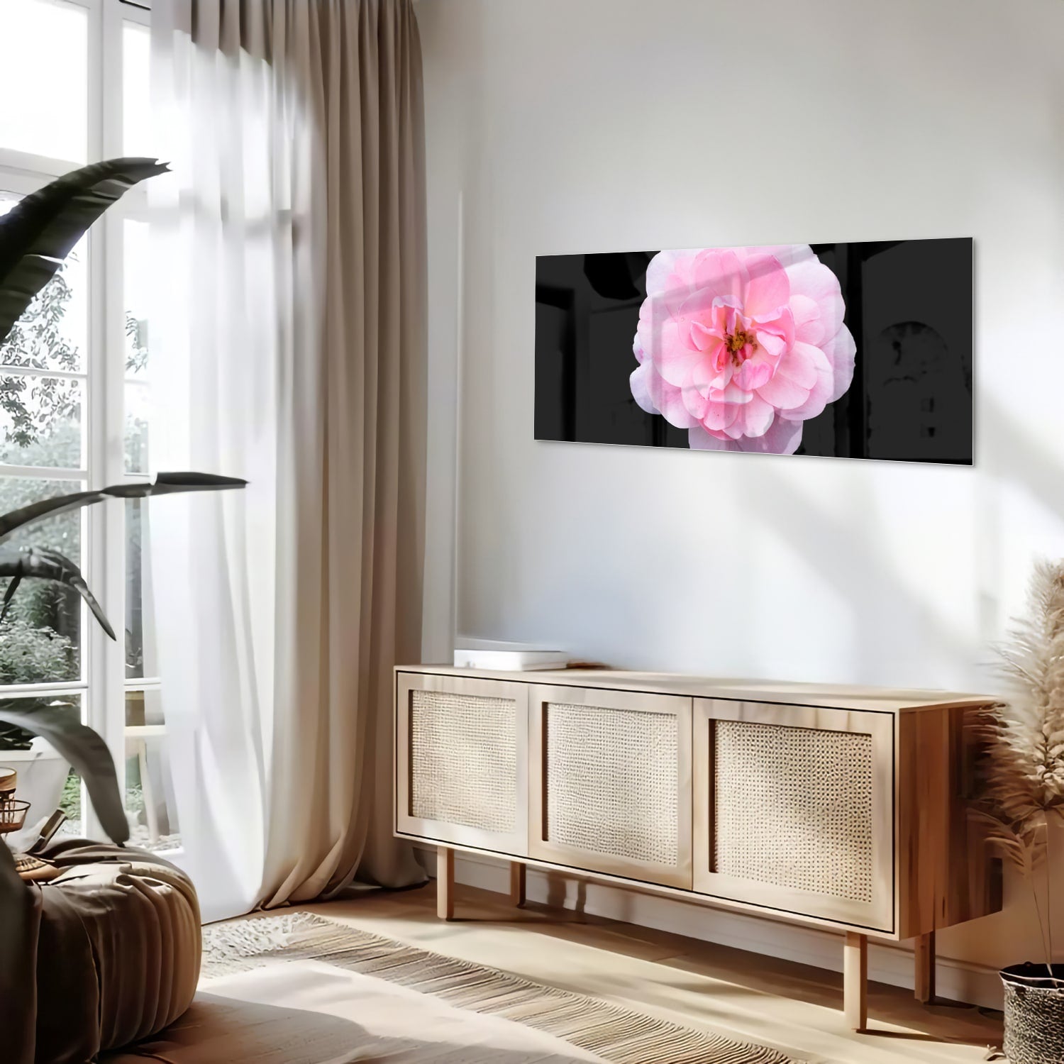 Glazen schilderij van een roze bloem op zwart glas, geschikt voor moderne interieurs.