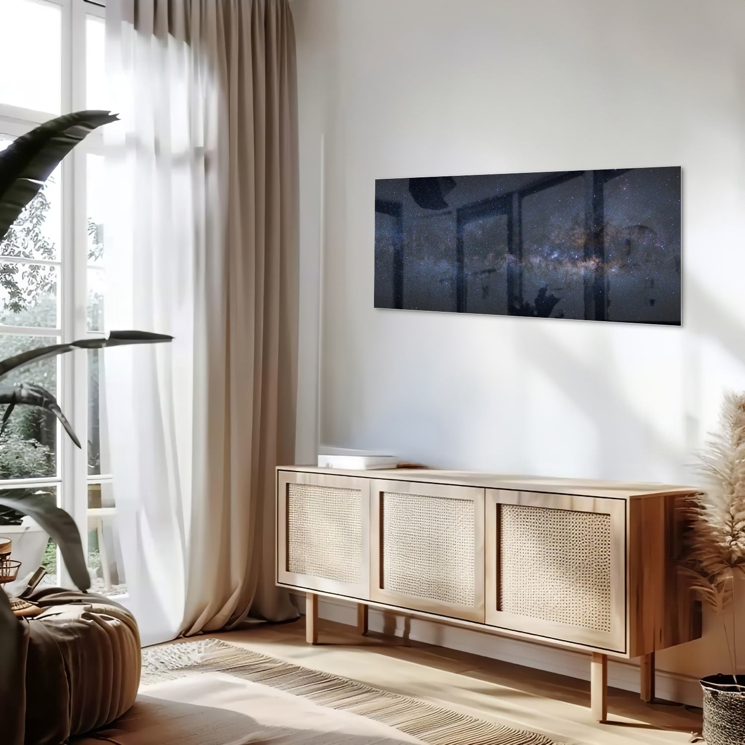 Glas schilderij met een sterrenhemel in een moderne woonkamer.