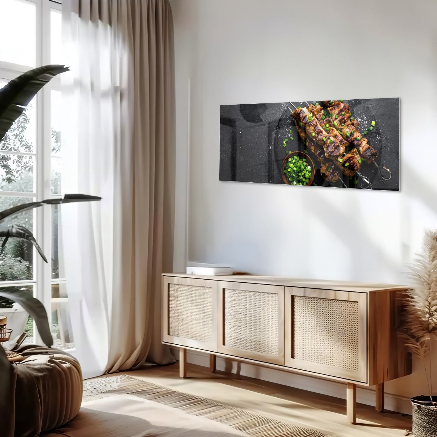 Glazen schilderij met kebabs op een zwarte achtergrond, perfect voor keuken decoratie.