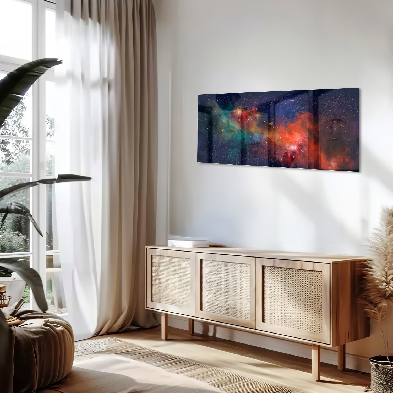 Glazen schilderij van een sterrenstelsel in levendige kleuren aan de muur.
