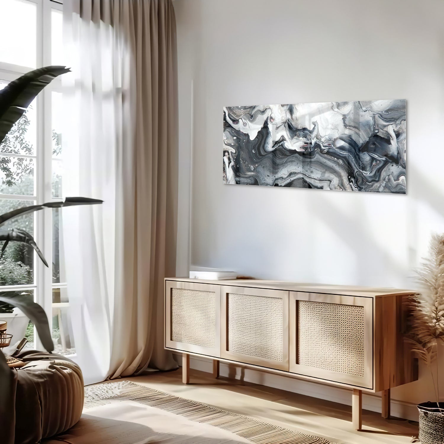 Abstract glazen schilderij met grijze en witte tinten aan de muur.