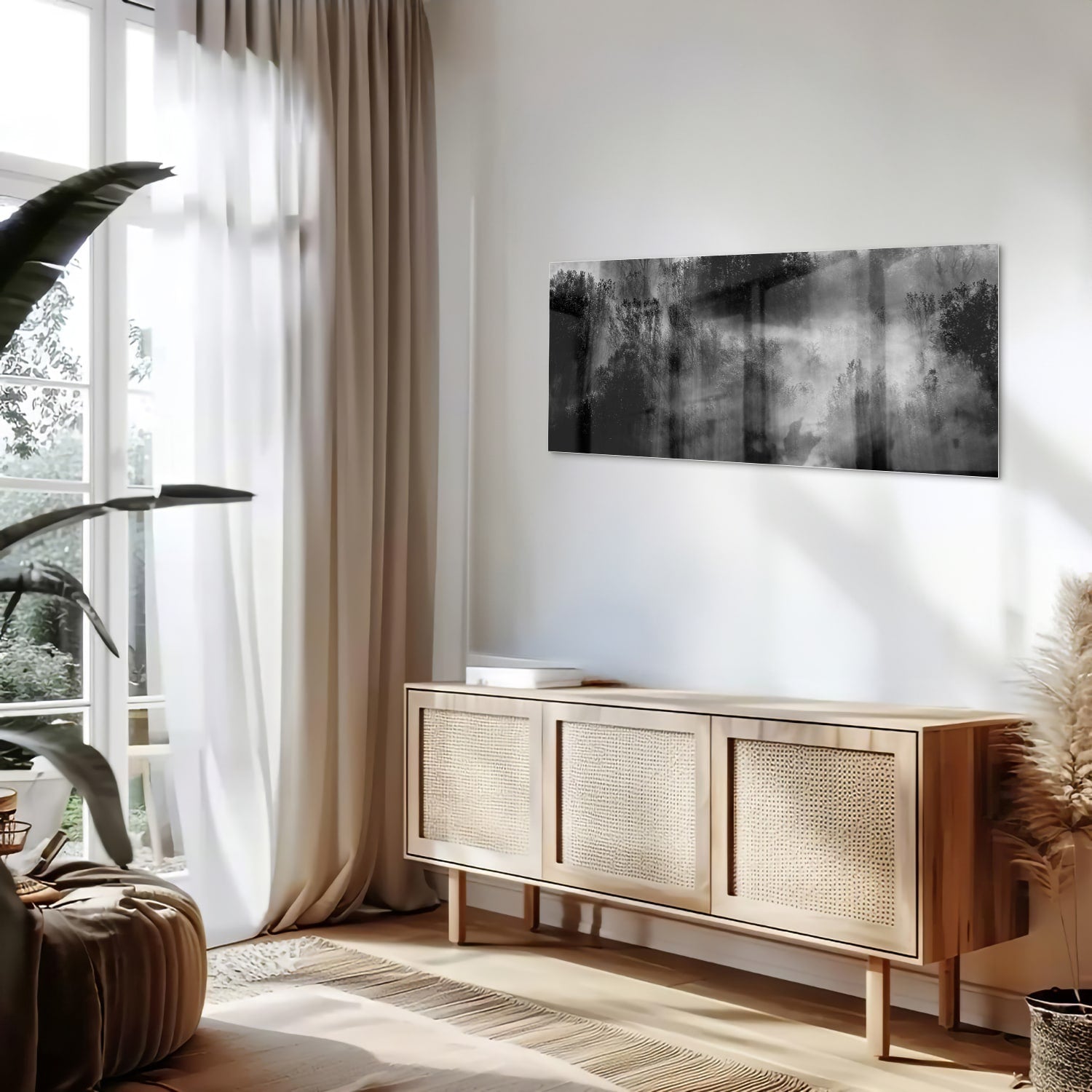 Glazen schilderij met een abstract zwart-wit landschap van bomen in de mist.