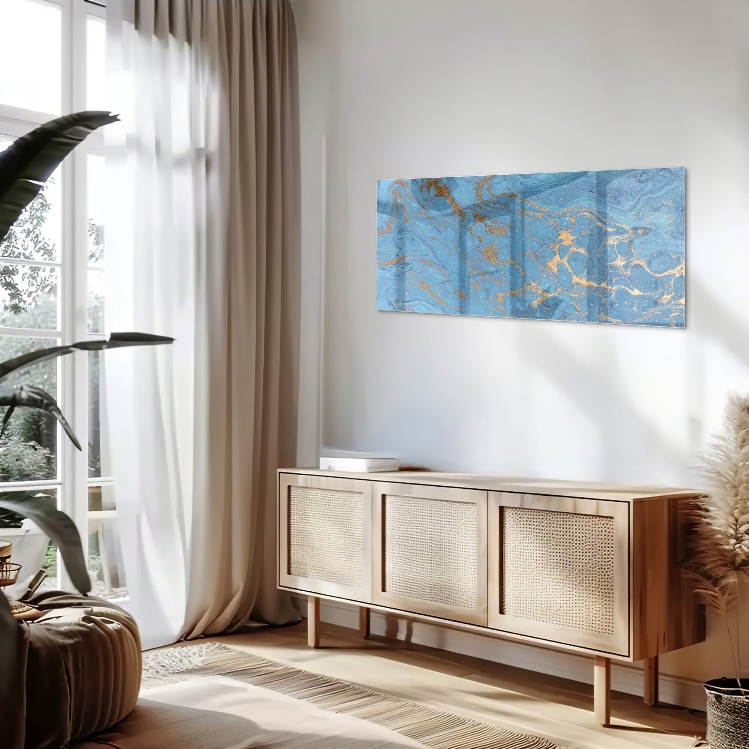Glazen schilderij met blauw en gouden patronen aan de muur boven een houten kast.