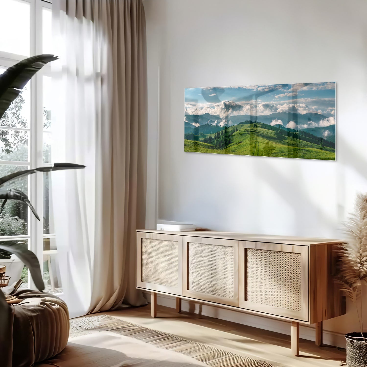 Glas schilderij van een prachtig berglandschap met groene heuvels en bergen.