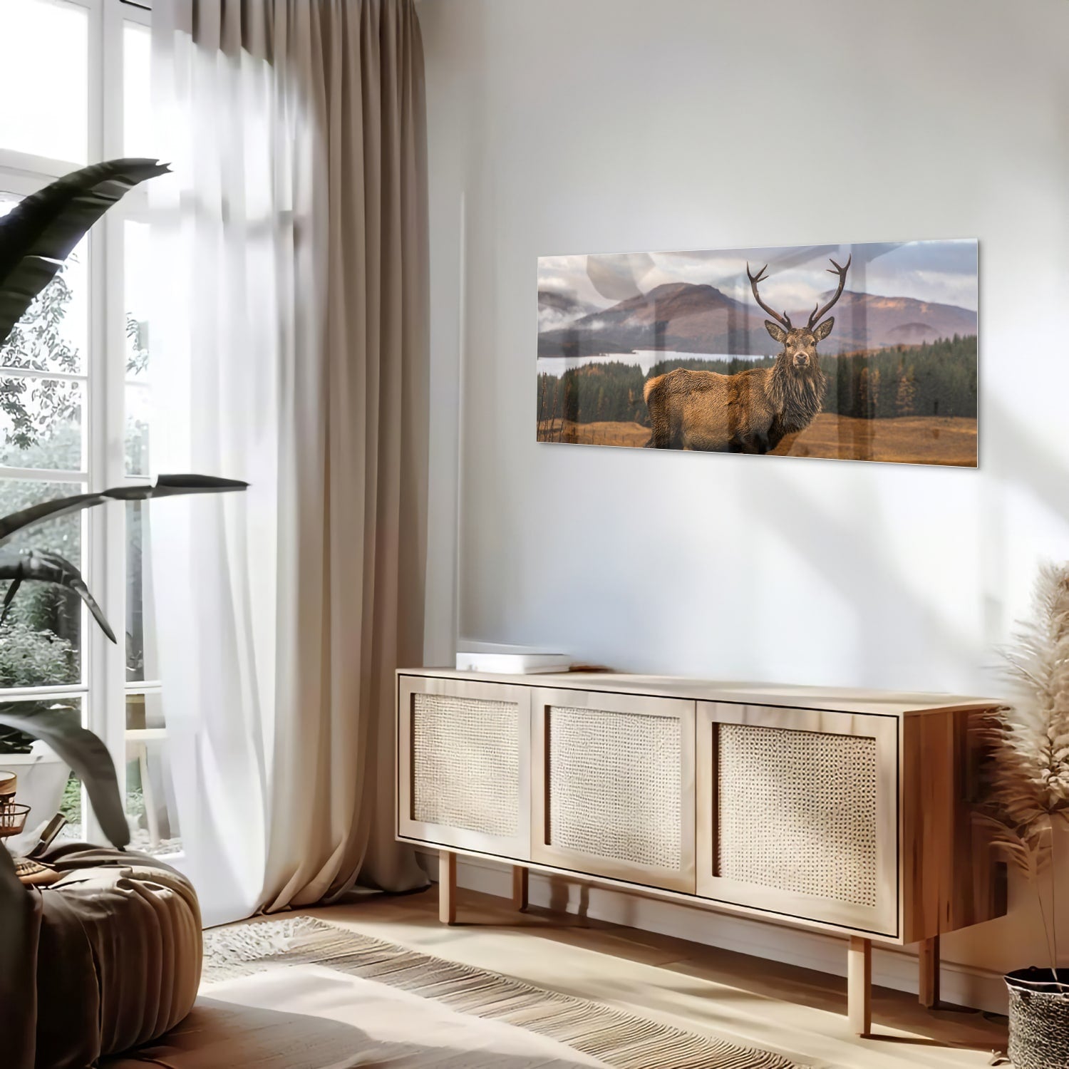 Glazen schilderij van een hert op een natuurlijke achtergrond.