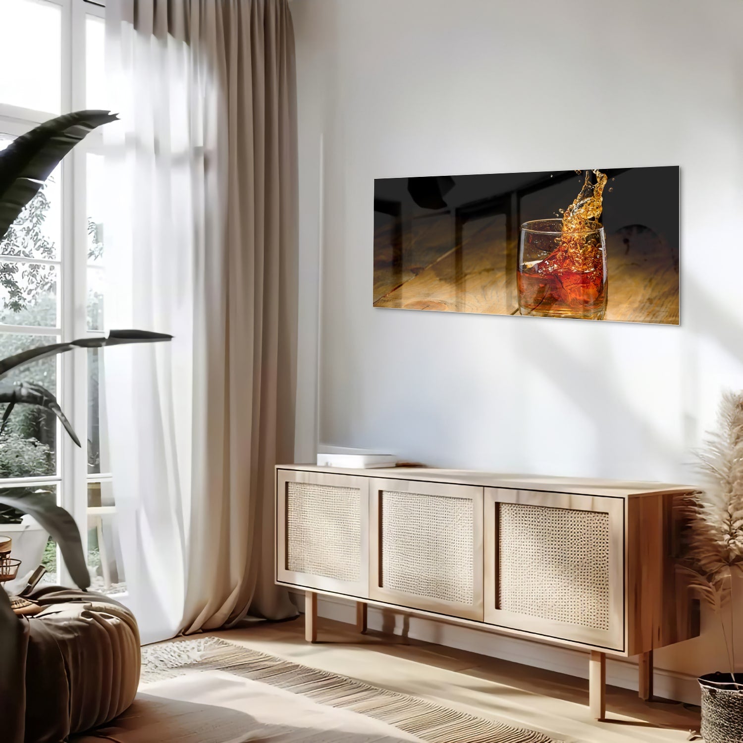 Glazen schilderij met een glas en spetterende drank op een houten tafel.