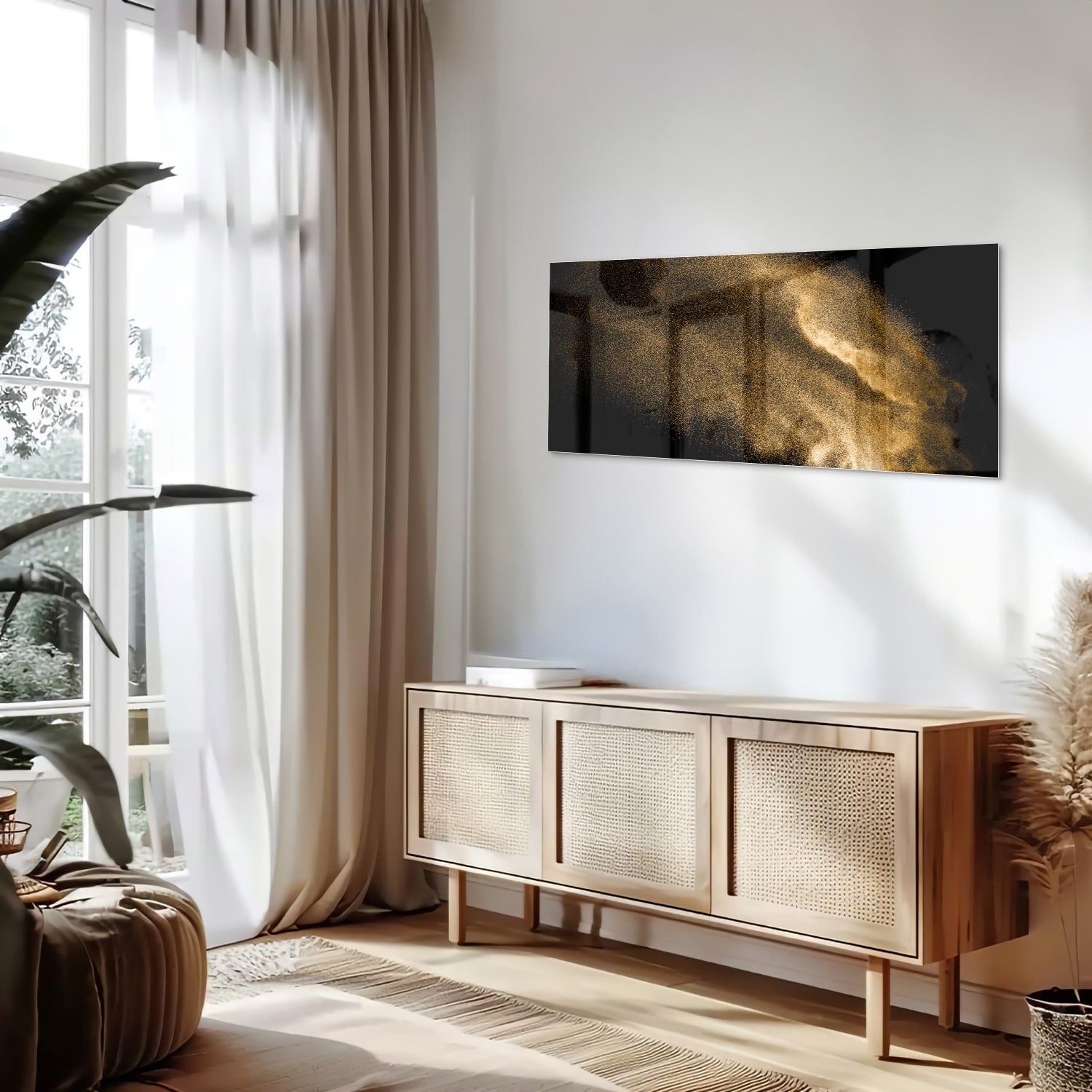 Glazen schilderij met een gouden hand op een zwarte achtergrond.