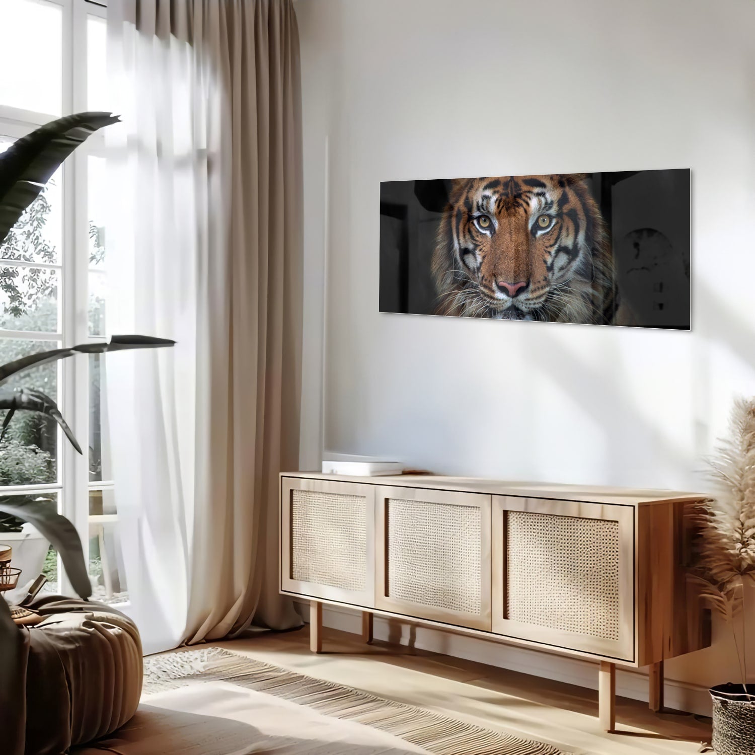Glazen schilderij van een tijger, mooi weergegeven in een moderne woonkamer.