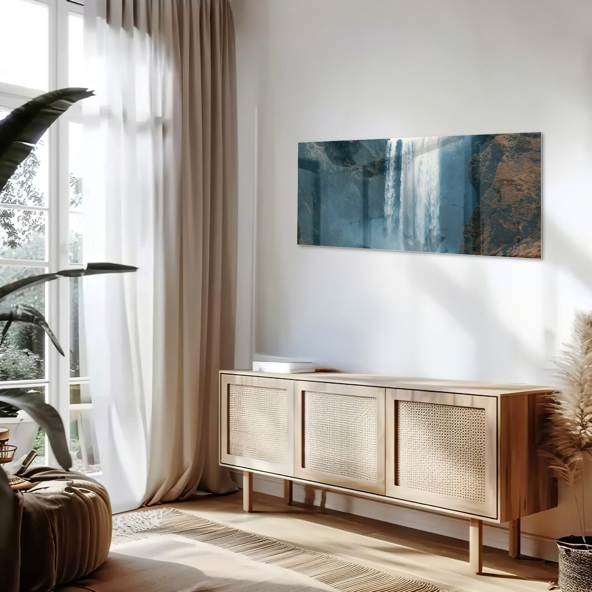 Glazen schilderij van een waterval in een moderne woonkamer.