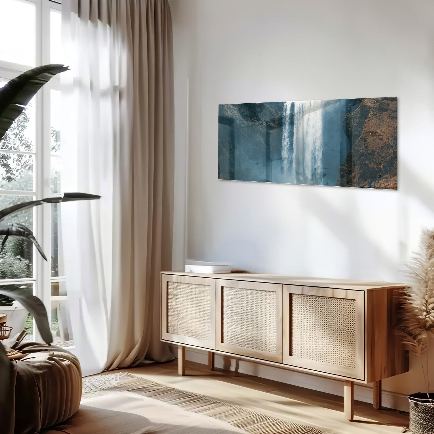 Glazen schilderij van een waterval in een moderne woonkamer.