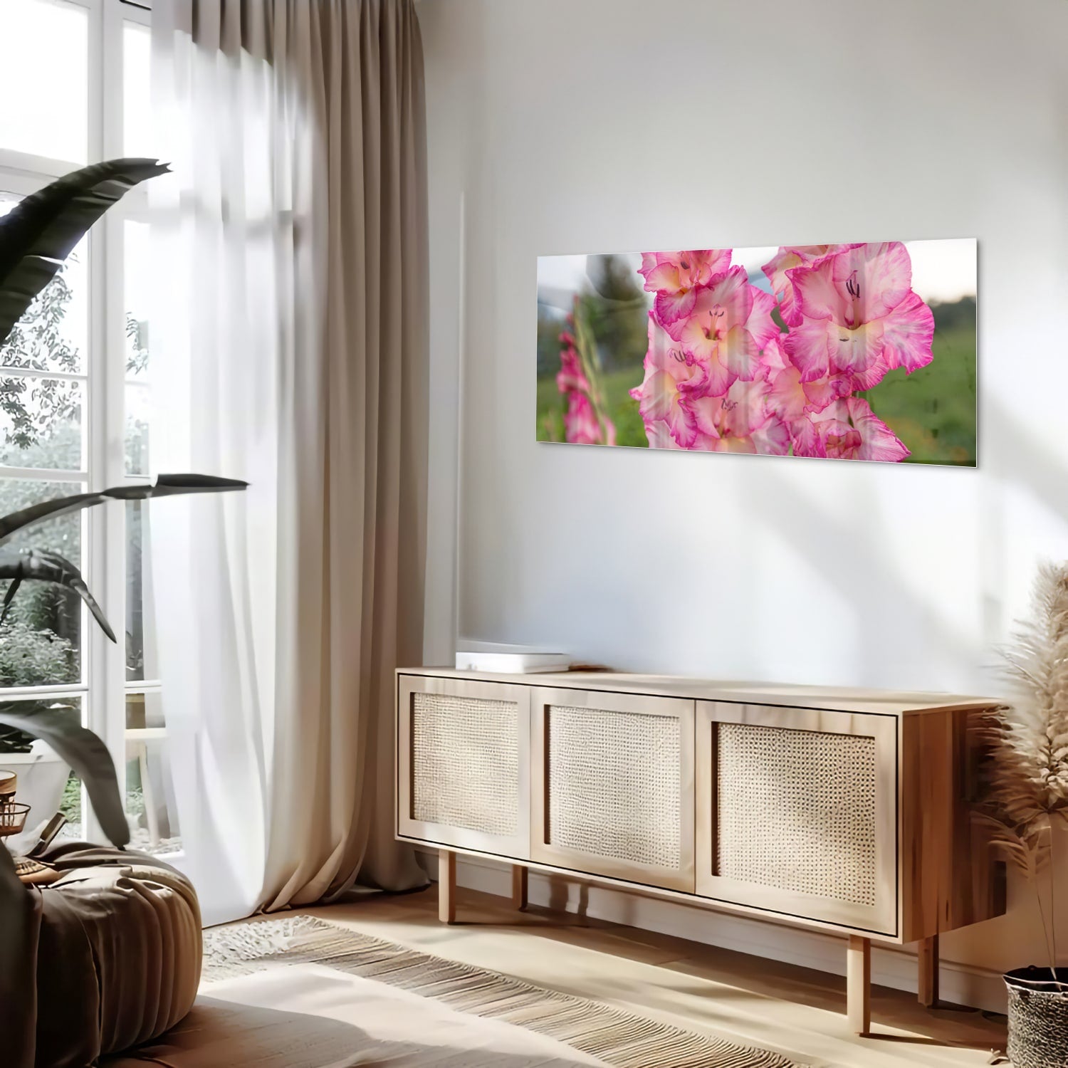 Glazen schilderij van roze gladiolen, een elegant decoratief stuk voor de muur.