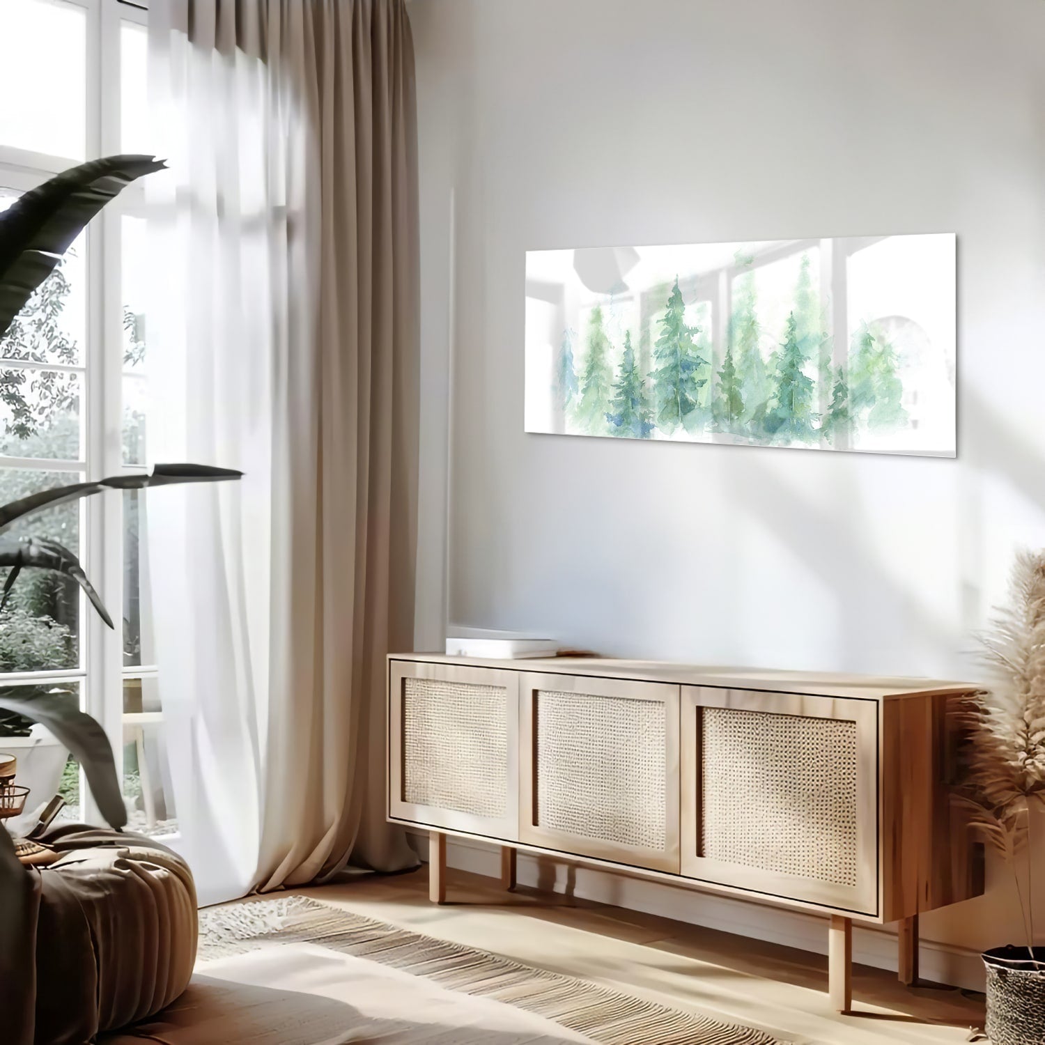 Glazen schilderij met groene dennenbomen aan de muur in een modern interieur.