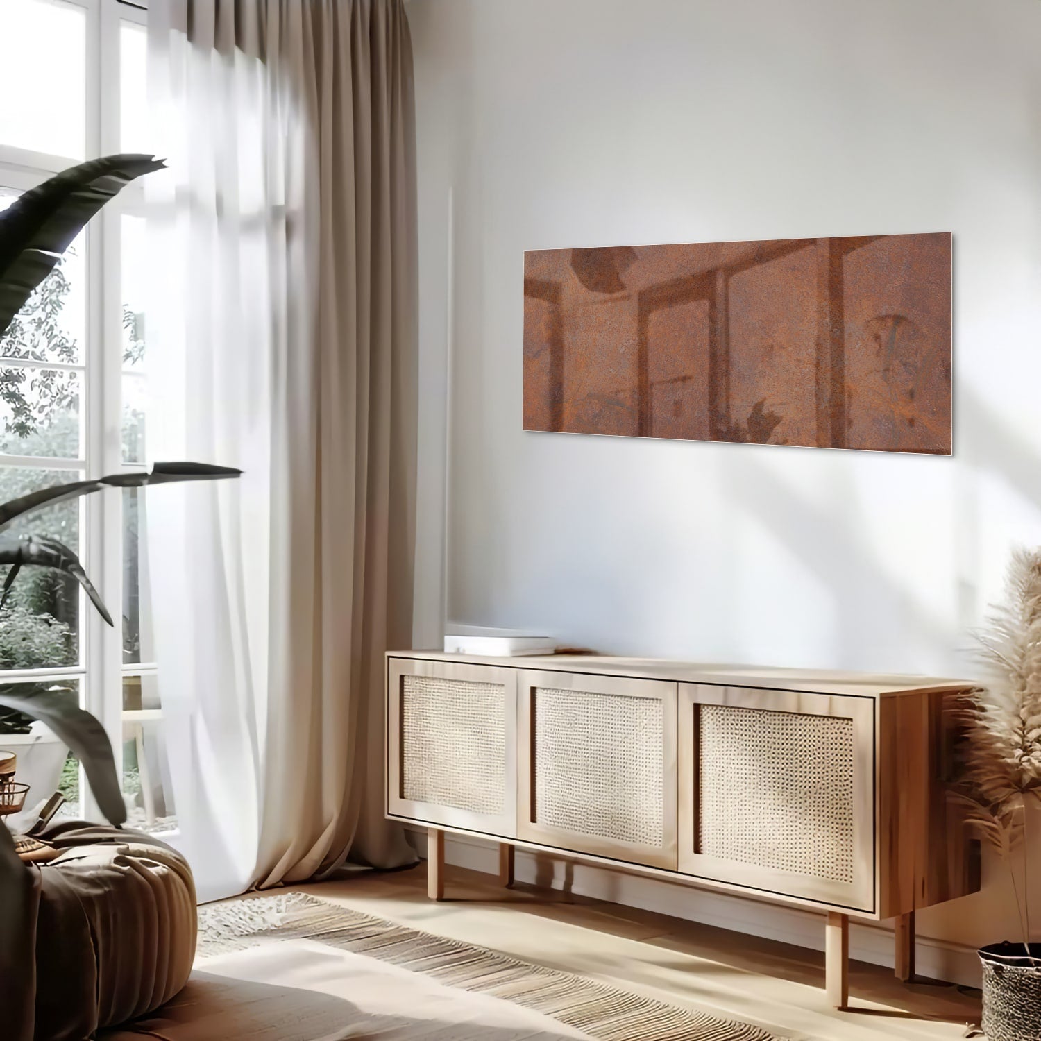 Abstract glazen schilderij met aardetinten boven een houten meubel.