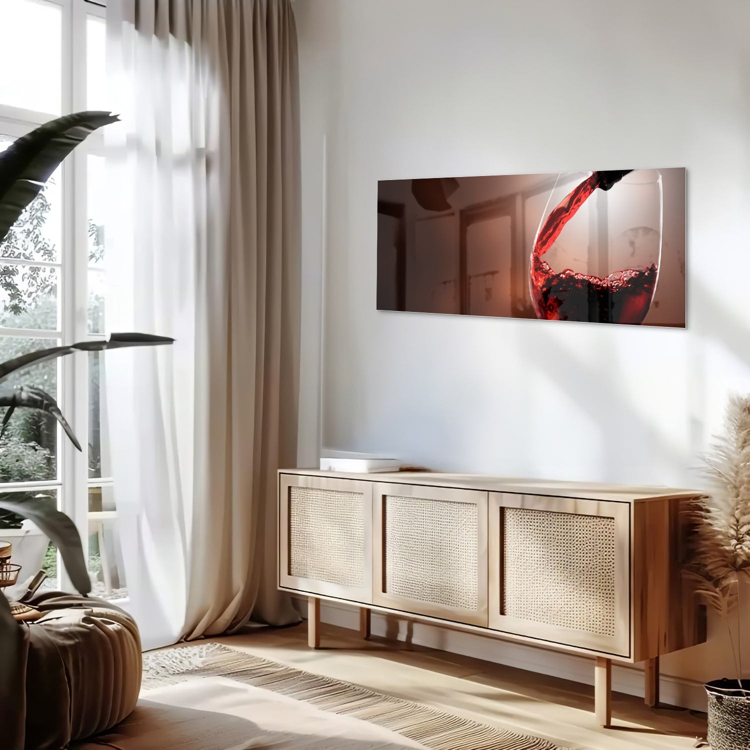 Glazen schilderij van een rode wijn die in een glas wordt ingeschonken, zichtbaar in een moderne woonkamer.