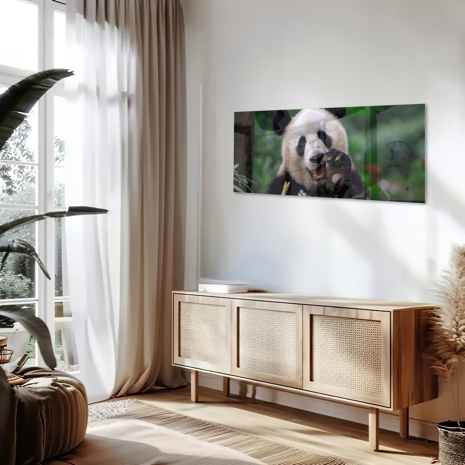 Glazen schilderij met een panda in een groene omgeving, perfect voor mooie interieurdecoratie.