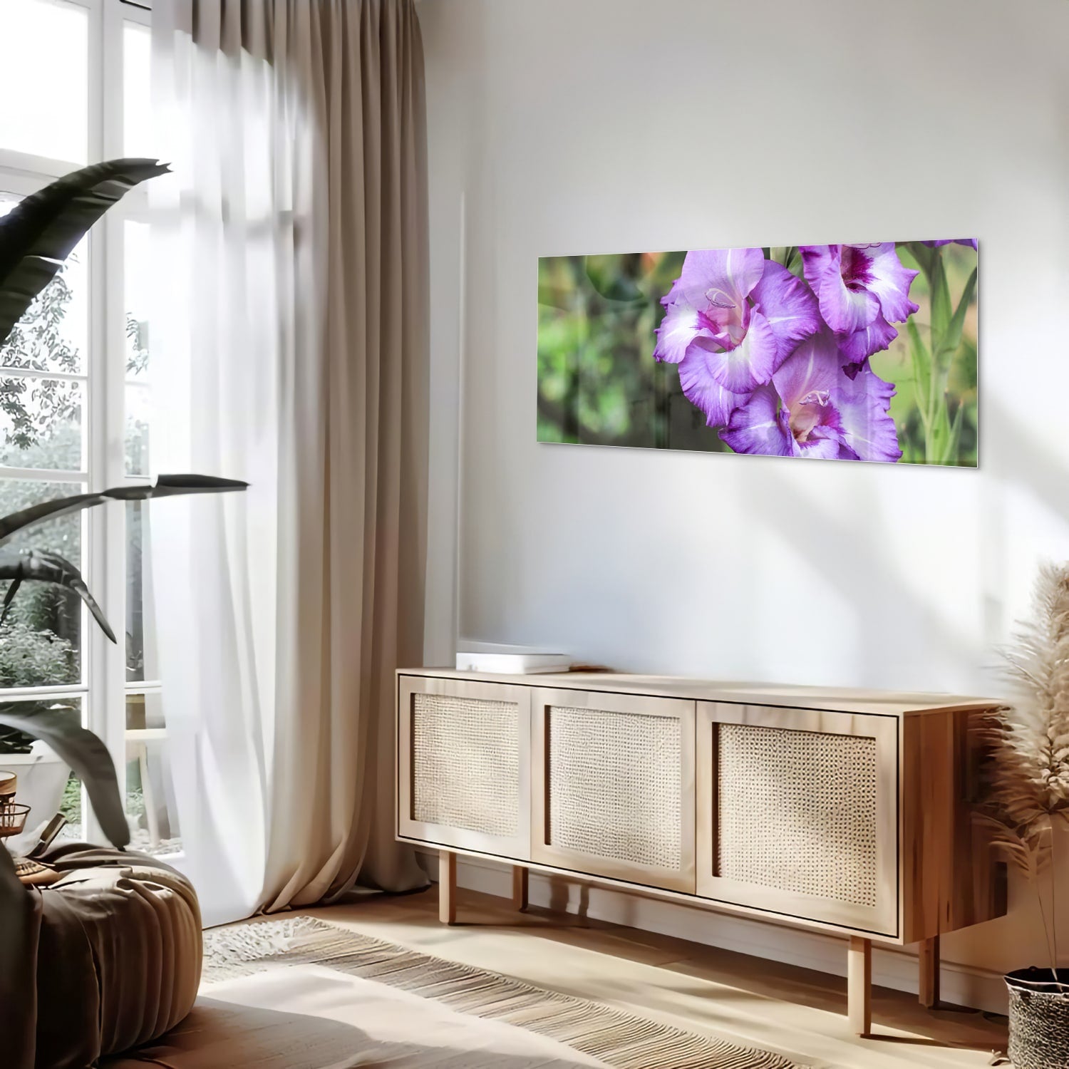 Glazen schilderij van paarse gladiolen aan de muur in een moderne woonkamer.