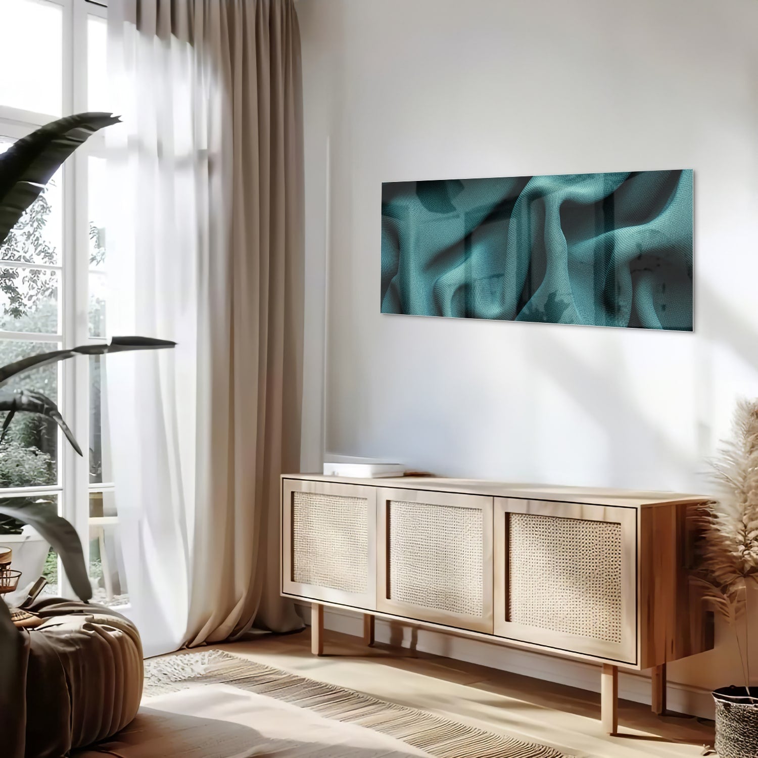 Elegante blauwgroene glazen schilderij in een moderne woonomgeving.