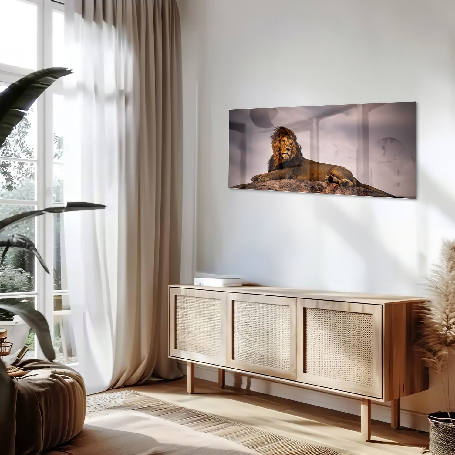 Glazenschilderij van een majestueuze leeuw op een rots, perfect voor interieurdecoratie.