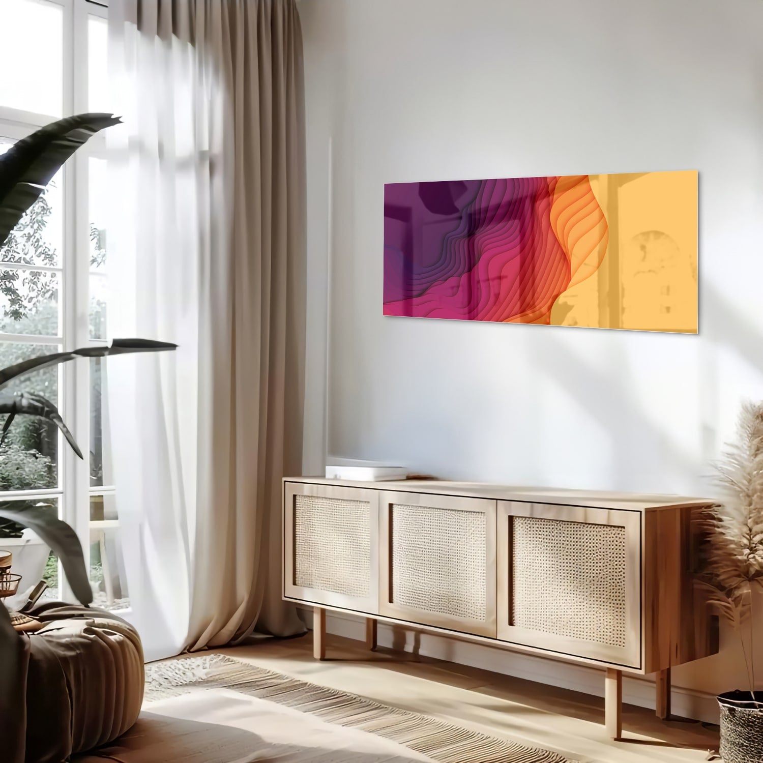 Abstract glazen schilderij met paarse en oranje golven aan de muur.
