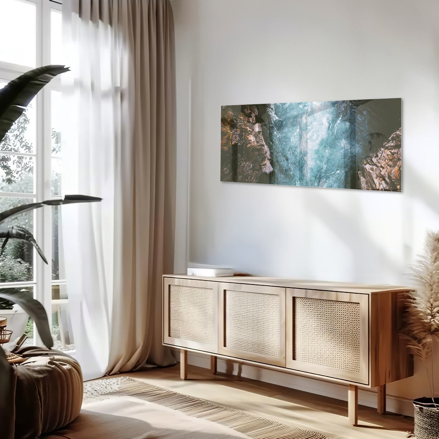 Glas schilderij van helder bergwater dat door rotsen stroomt.