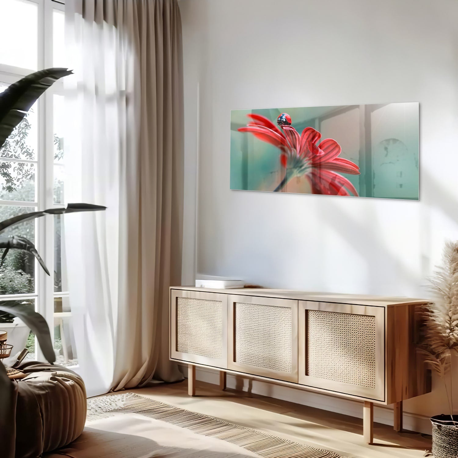 Een kleurrijk glazen schilderij van een rode bloem met een lieveheersbeestje.