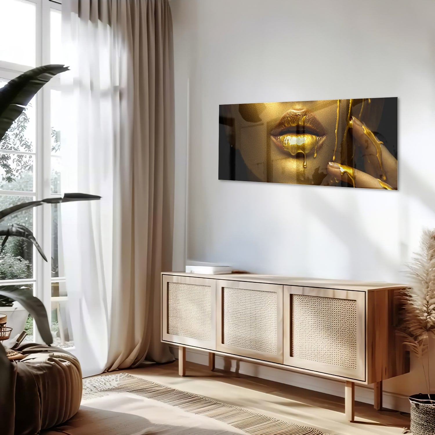 Gouden glazen schilderij van lippen met glanzende vloeistof op een muur.
