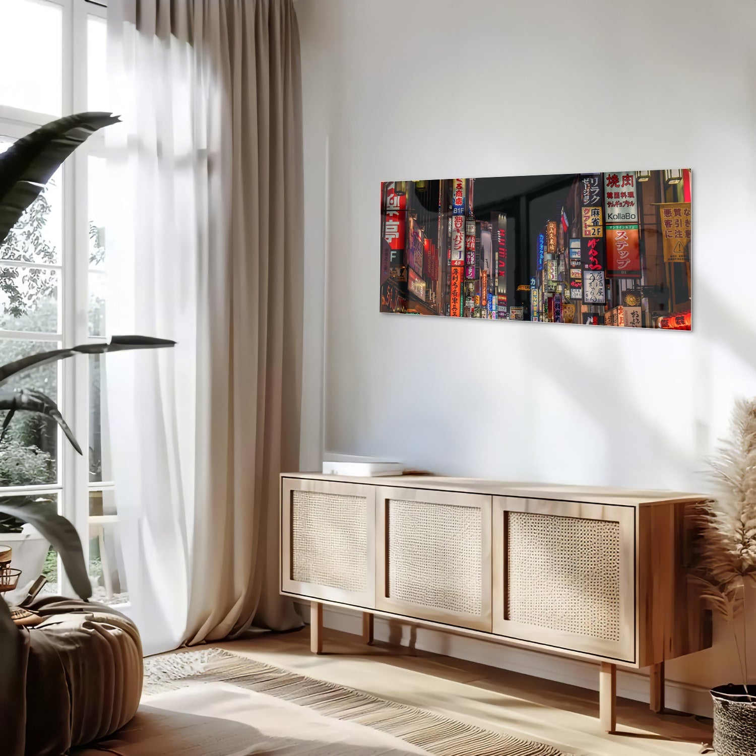 Glazen schilderij van een levendige stad met neonverlichting aan de muur in een moderne woonkamer.