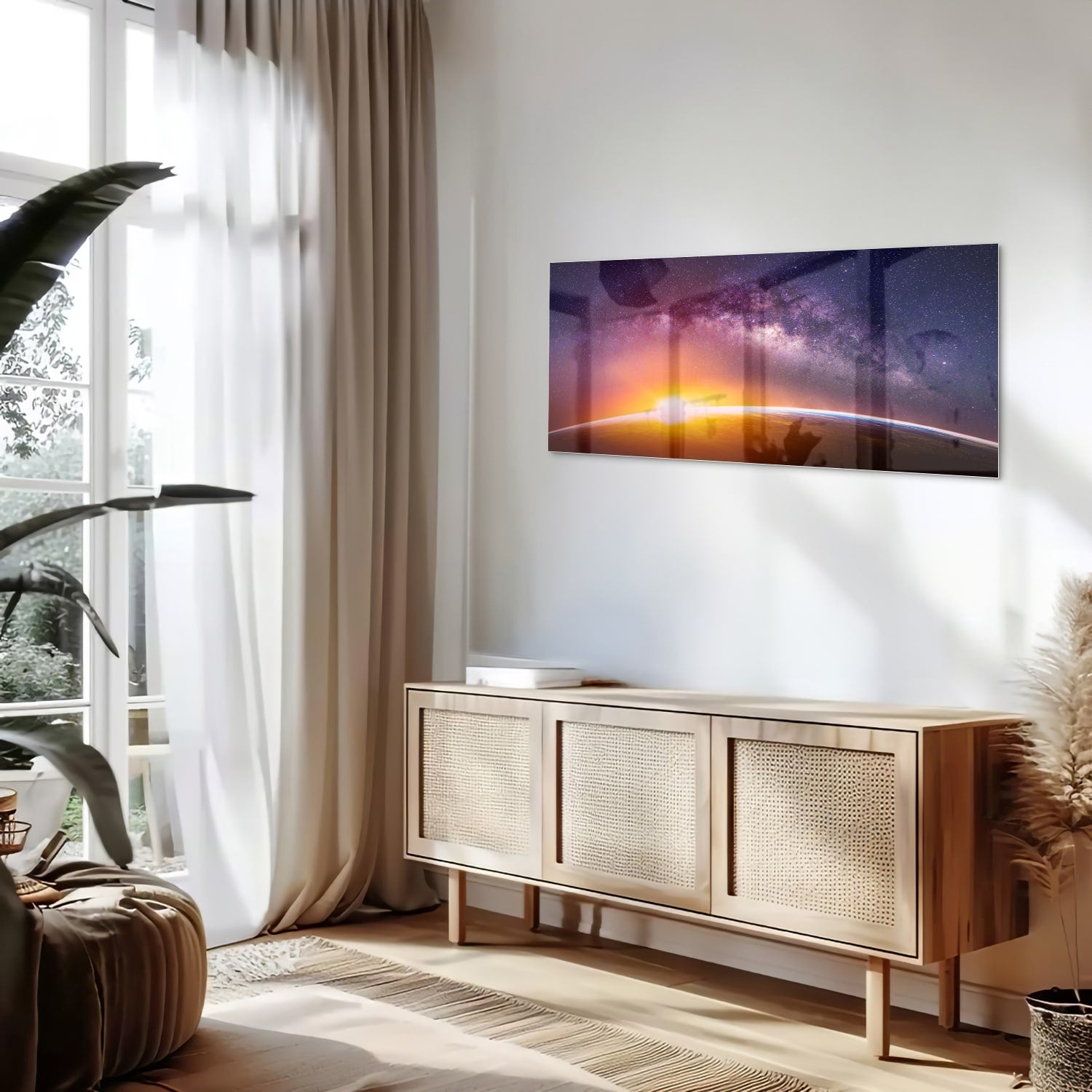 Glazen schilderij van een sterrenhemel met zonsondergang, hangt aan de muur in een stijlvolle woonkamer.