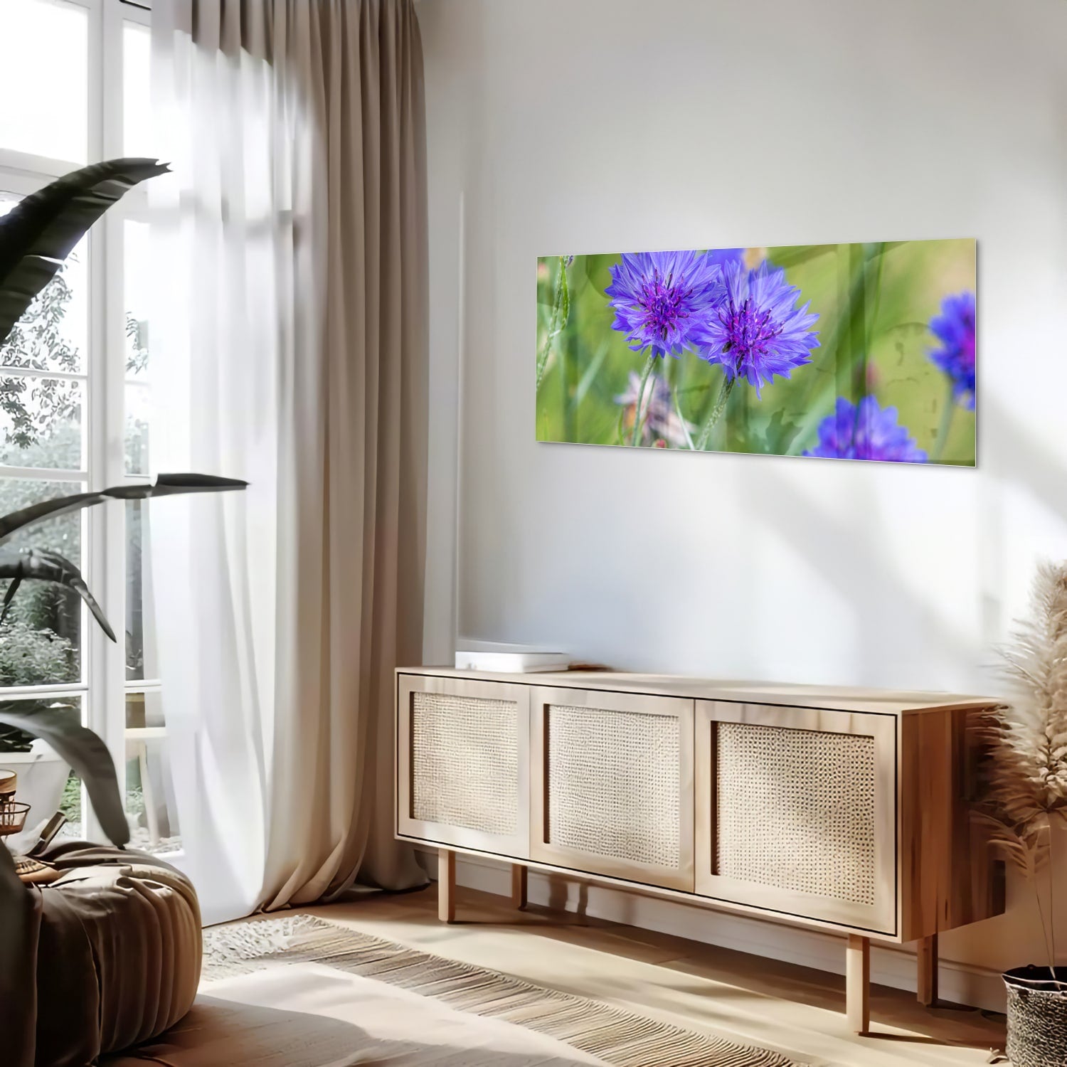 Glazen schilderij met paarse bloemen in een moderne woonkamer.