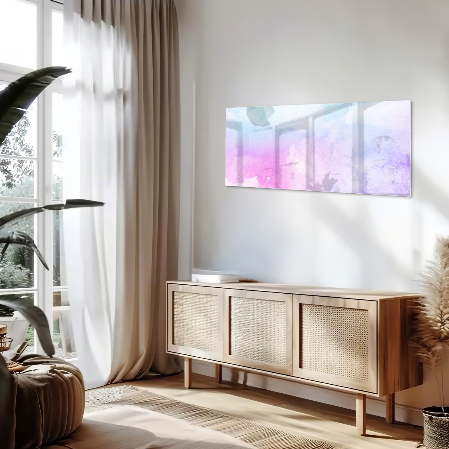 Abstract glazen schilderij met paarse en blauwe tinten aan de muur.