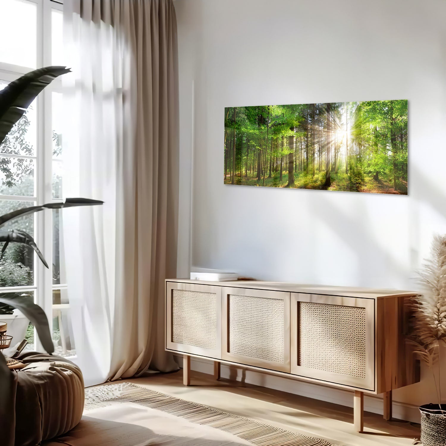 Glazen schilderij van een bos met zonnestralen op een muur.