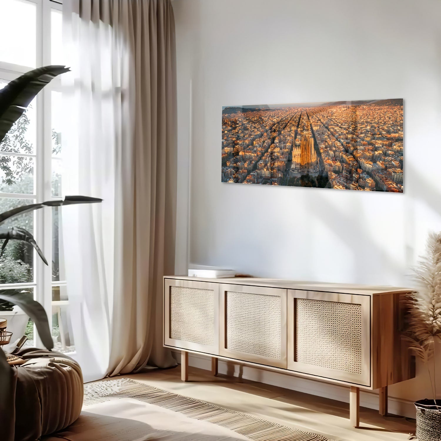 Glazen schilderij met uitzicht op een stad onder de zonsondergang