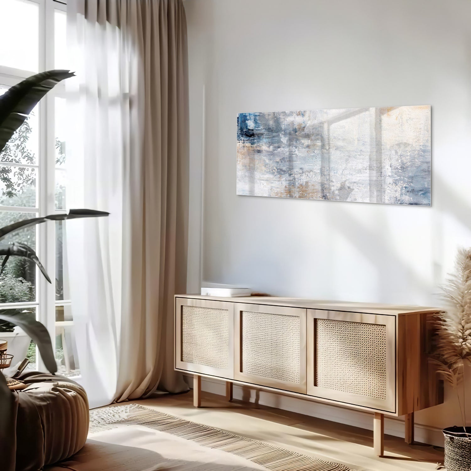 Abstract glazen schilderij met blauwe en neutrale tinten in woonkamer