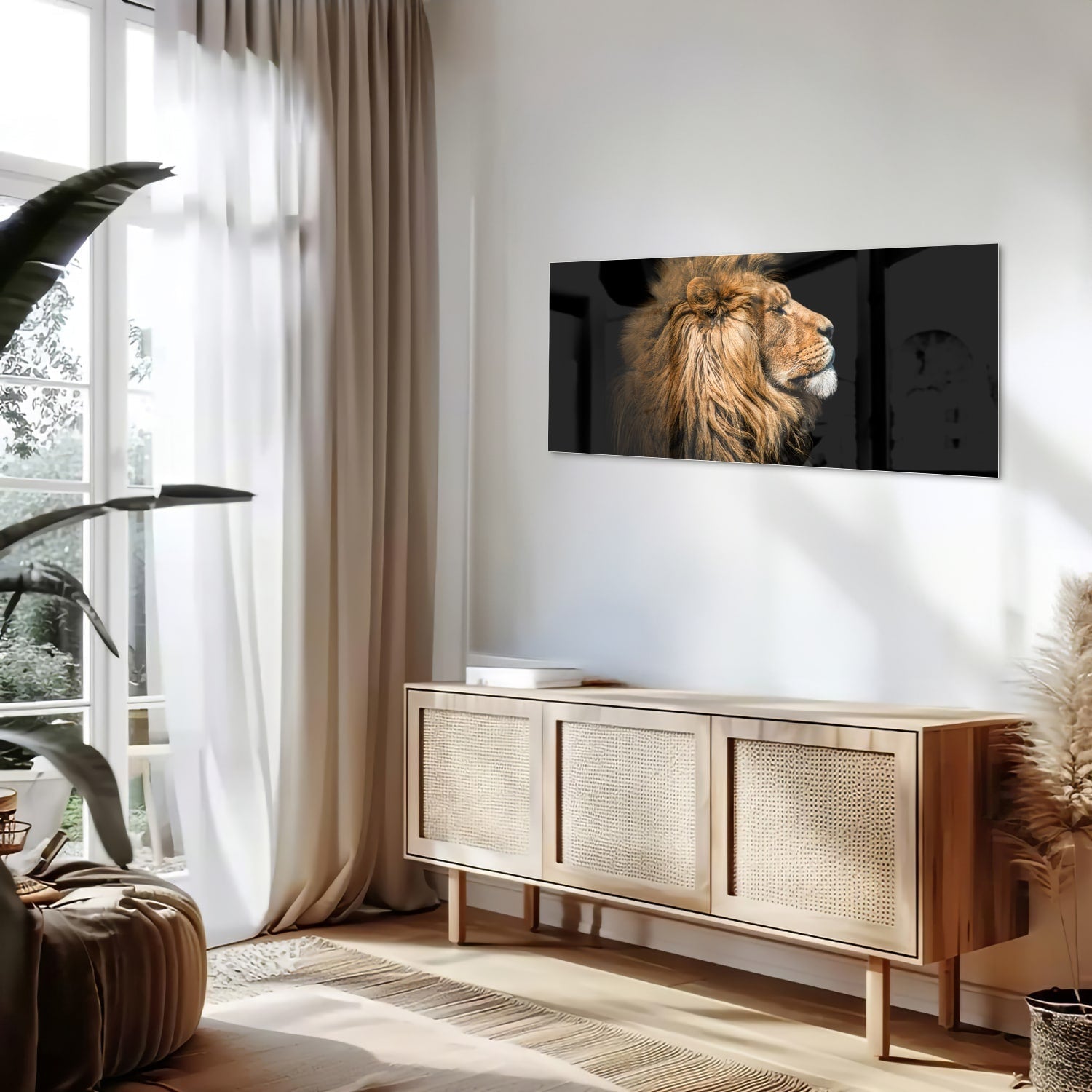 Glazen schilderij van een leeuw met rijke, gouden manen tegen een zwarte achtergrond.