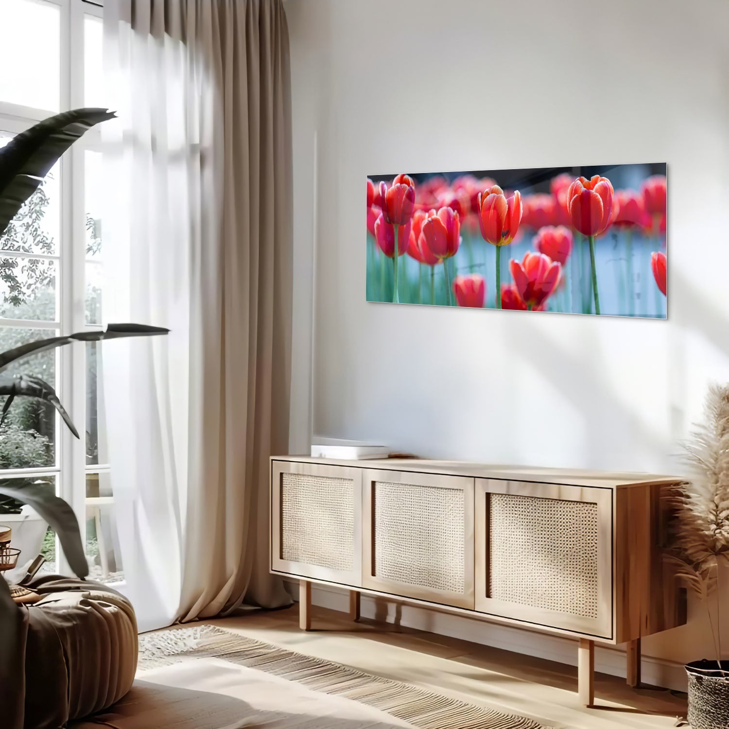 Glazen schilderij met rode tulpen op een witte muur