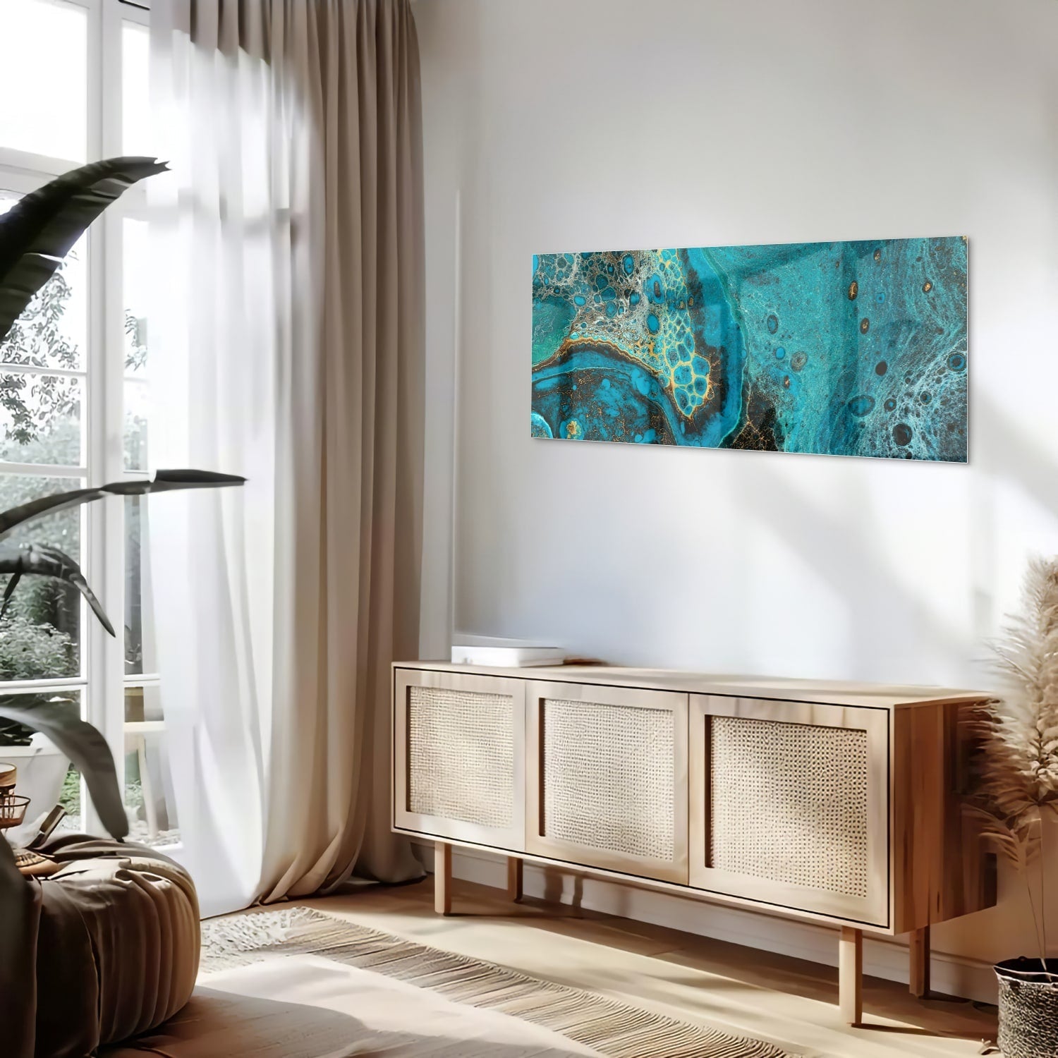 Glazen schilderij in turkoois met gouden accenten aan de muur boven een houten meubel.