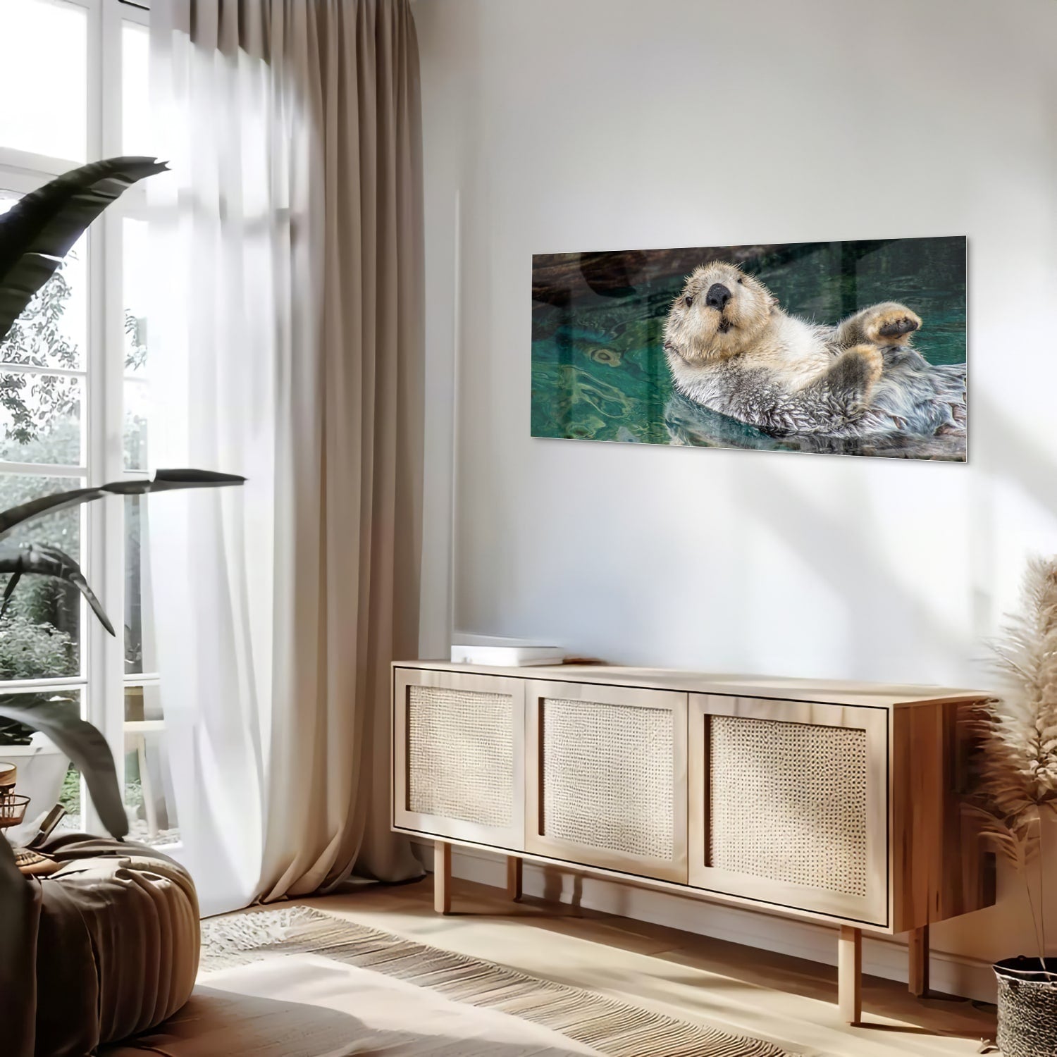 Glazen schilderij van een zeeotter die in water drijft.