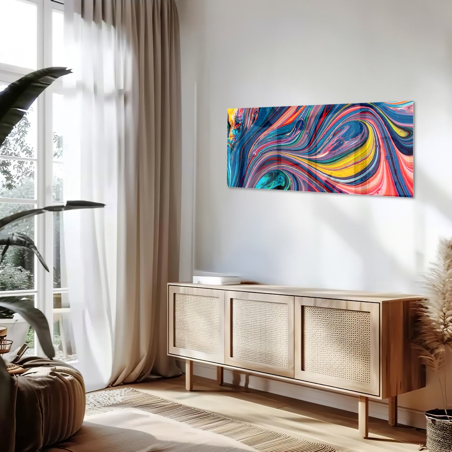 Kleurrijk abstract glazen schilderij aan de muur in een modern interieur.